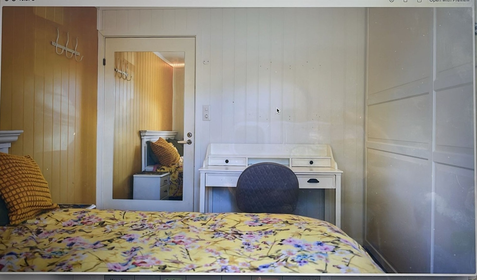 Leiligheten har ytterligere et soverom som byr på praktiske garderobeløsninger. Galleribilde