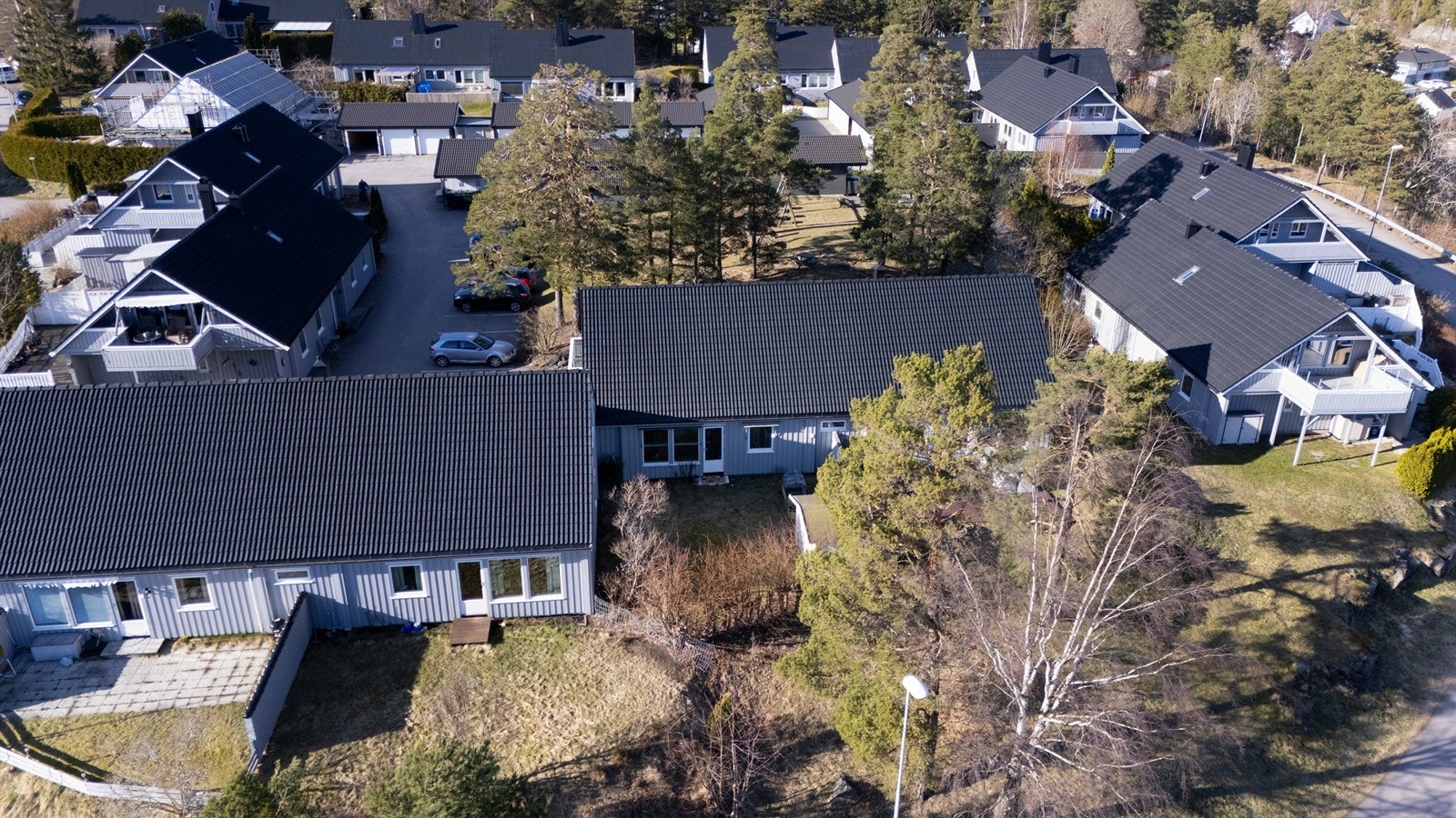 Leiligheten ligger i et veletablert borettslag, som i 2020 gjennomførte en omfattende utvendig rehabilitering med ny isolasjon og kledning. Galleribilde