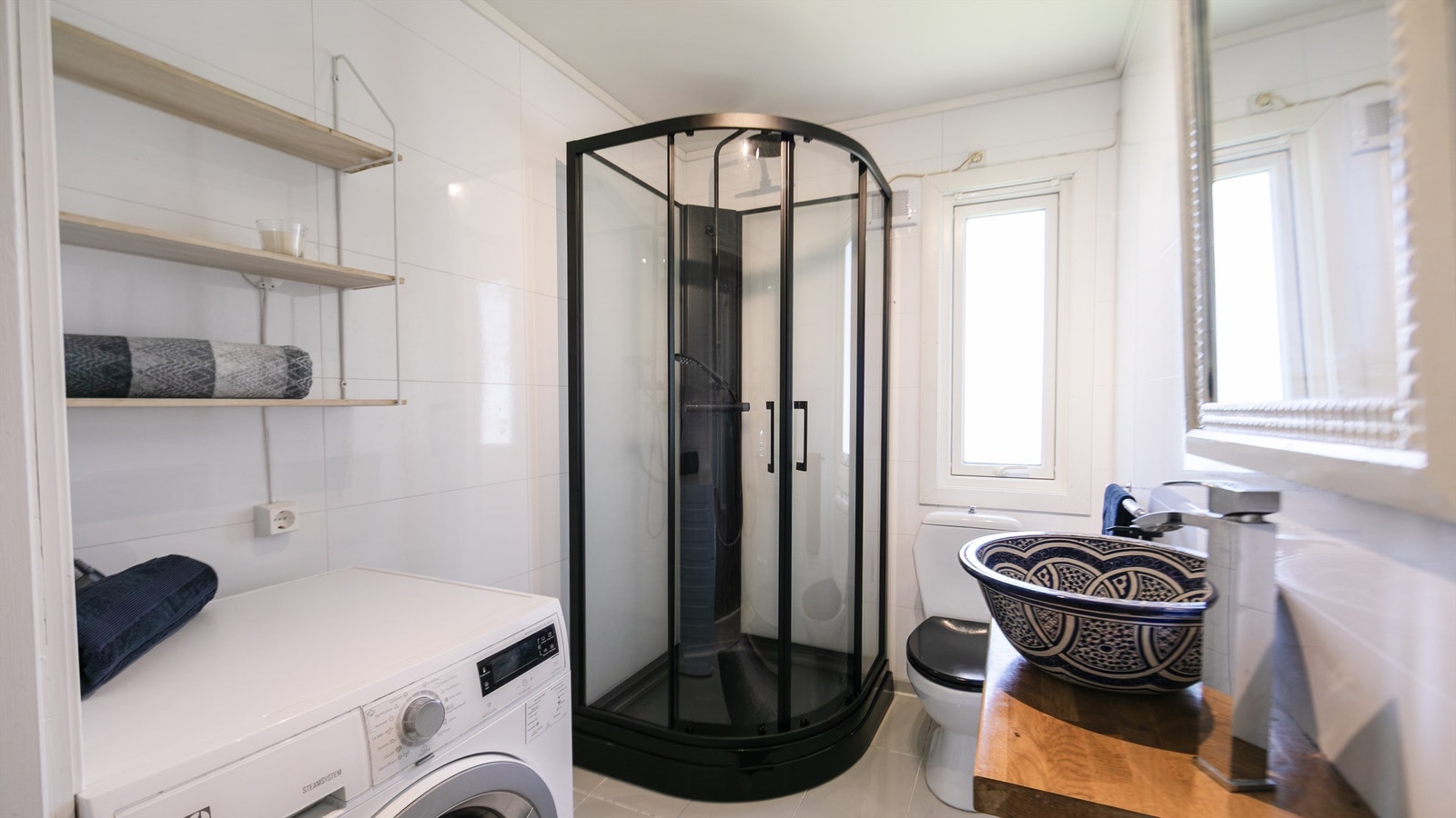 Badet er innredet med dusjkabinett (2026), servant, toalett og har opplegg for vaskemaskin Galleribilde