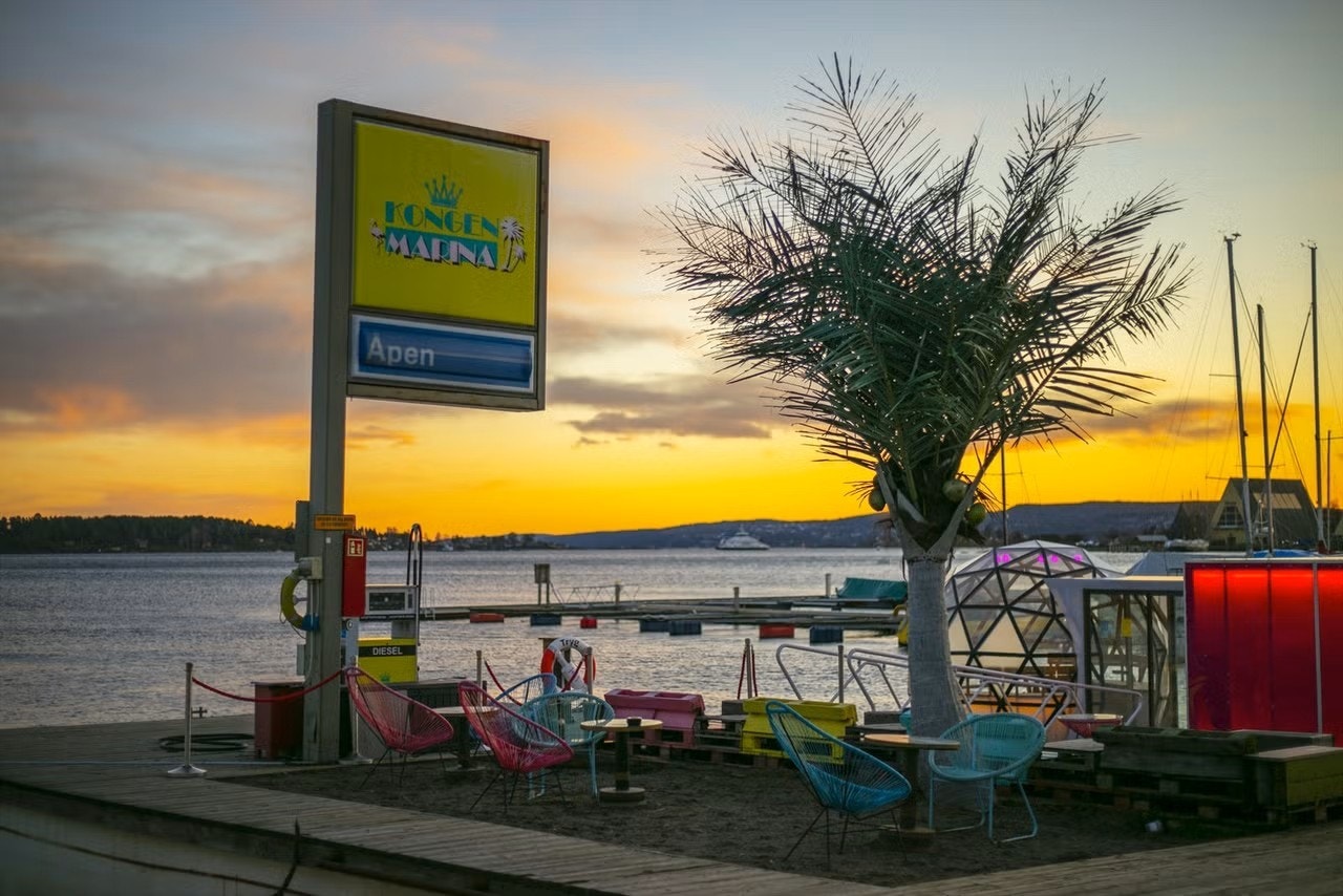 Nyt sommerliv og sjøutsikt ved Kongen Marina. Galleribilde