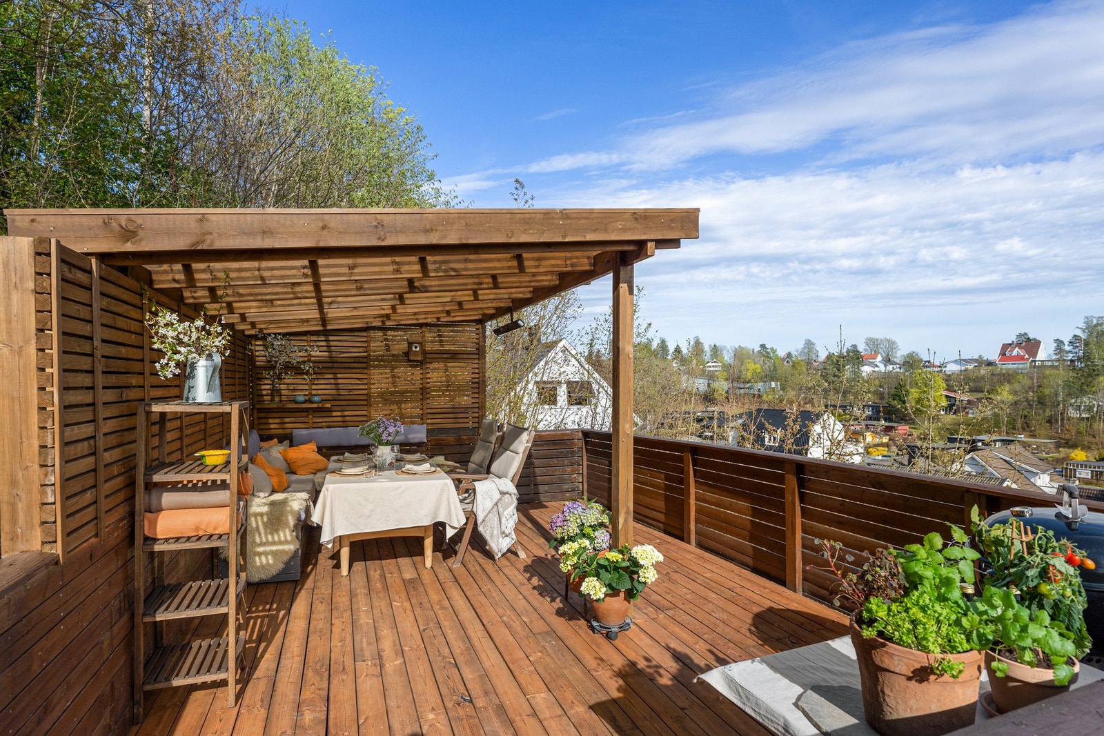 Hyggelig frittstående, delvis overbygget terrasse på ca. 22 m² med bred utsikt og gode solforhold Galleribilde