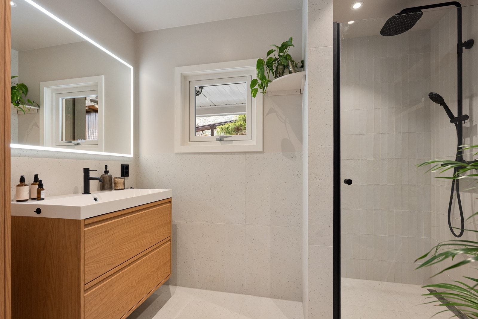 Badet er fra 2025. Veggene har fliser og malte plater. Taket er malt. Innfelt downlights i innvendig tak. Galleribilde
