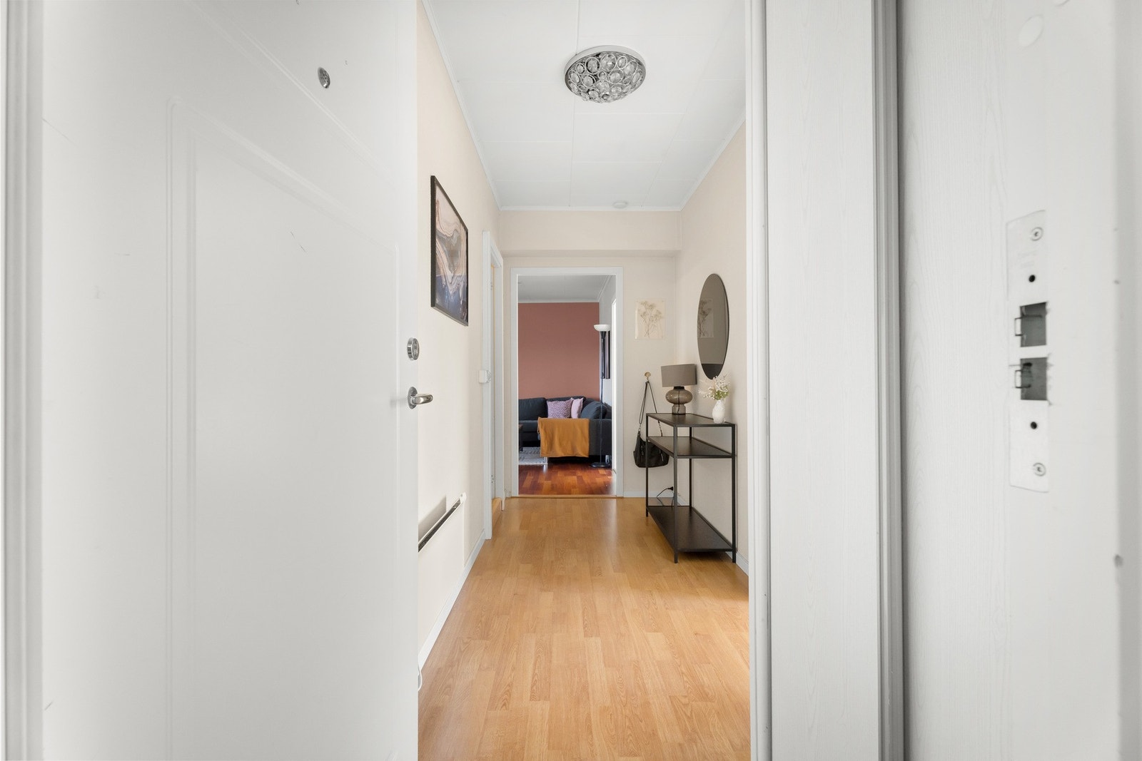 Velkommen inn! Lys og romslig entré. Galleribilde