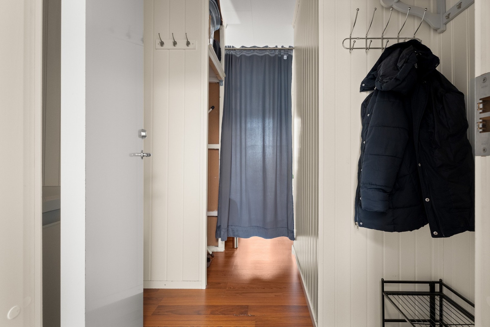 Dette rommet blir i dag brukt som garderobe med tilknytning til oppholdsrom. Galleribilde