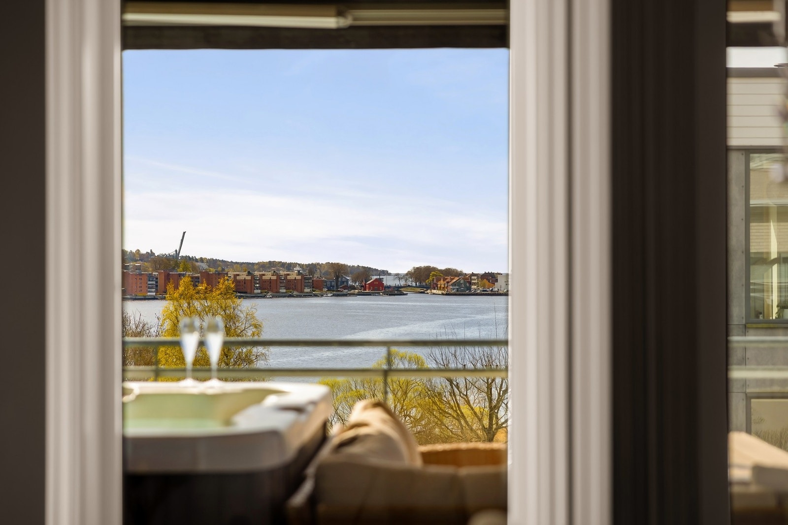Lys stue med store vindusflater og direkte utgang til terrassen Galleribilde