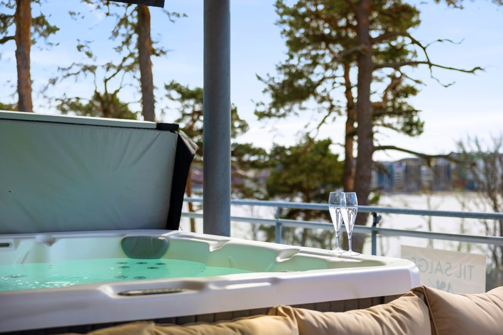 Skjermet og lun del av terrassen - perfekt for avslapning året rundt Galleribilde