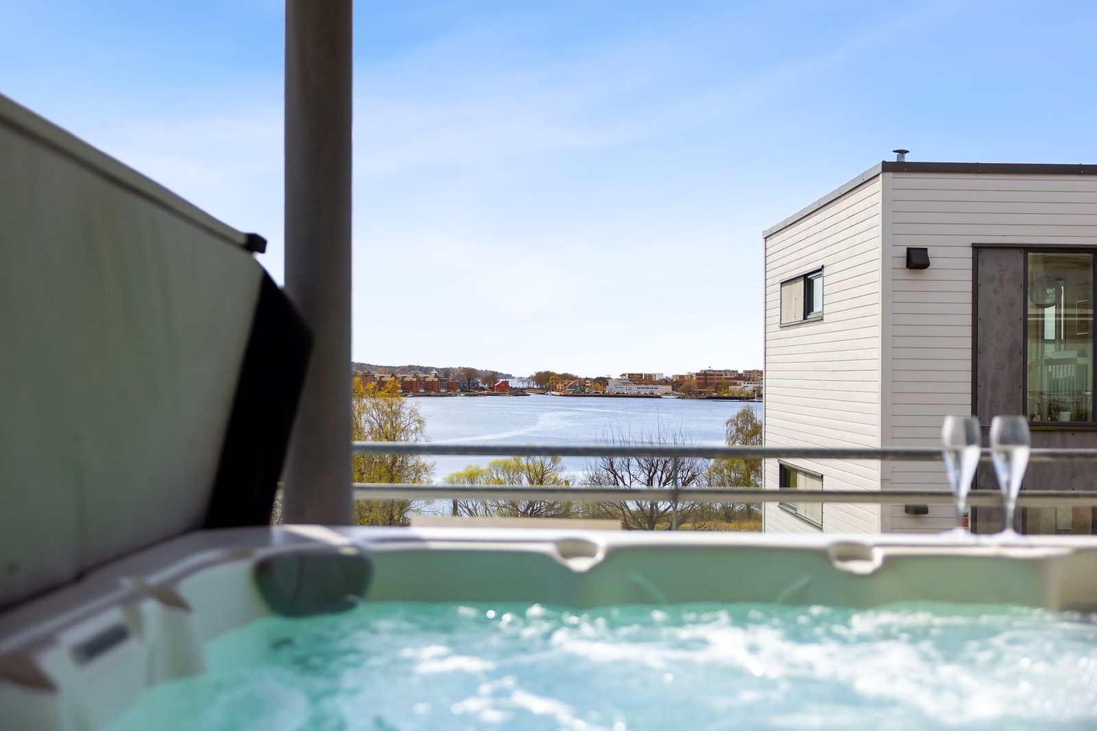 Jacuzzi med utsikt mot sjøen - her kan du nyte rolige stunder med en helt unik ramme rundt hverdagen Galleribilde