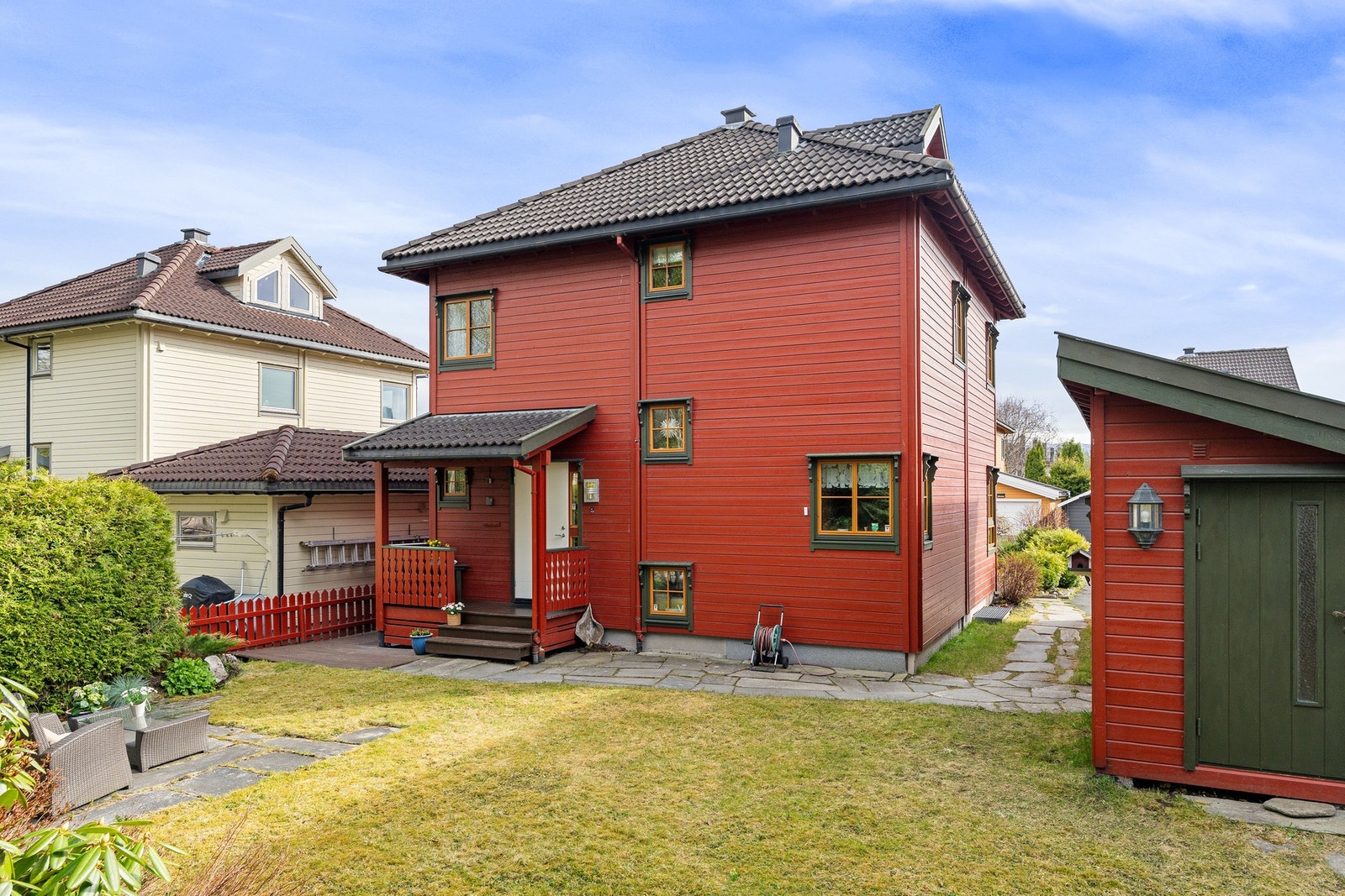 Boligen har en romslig garasje med bod i bakkant. Galleribilde