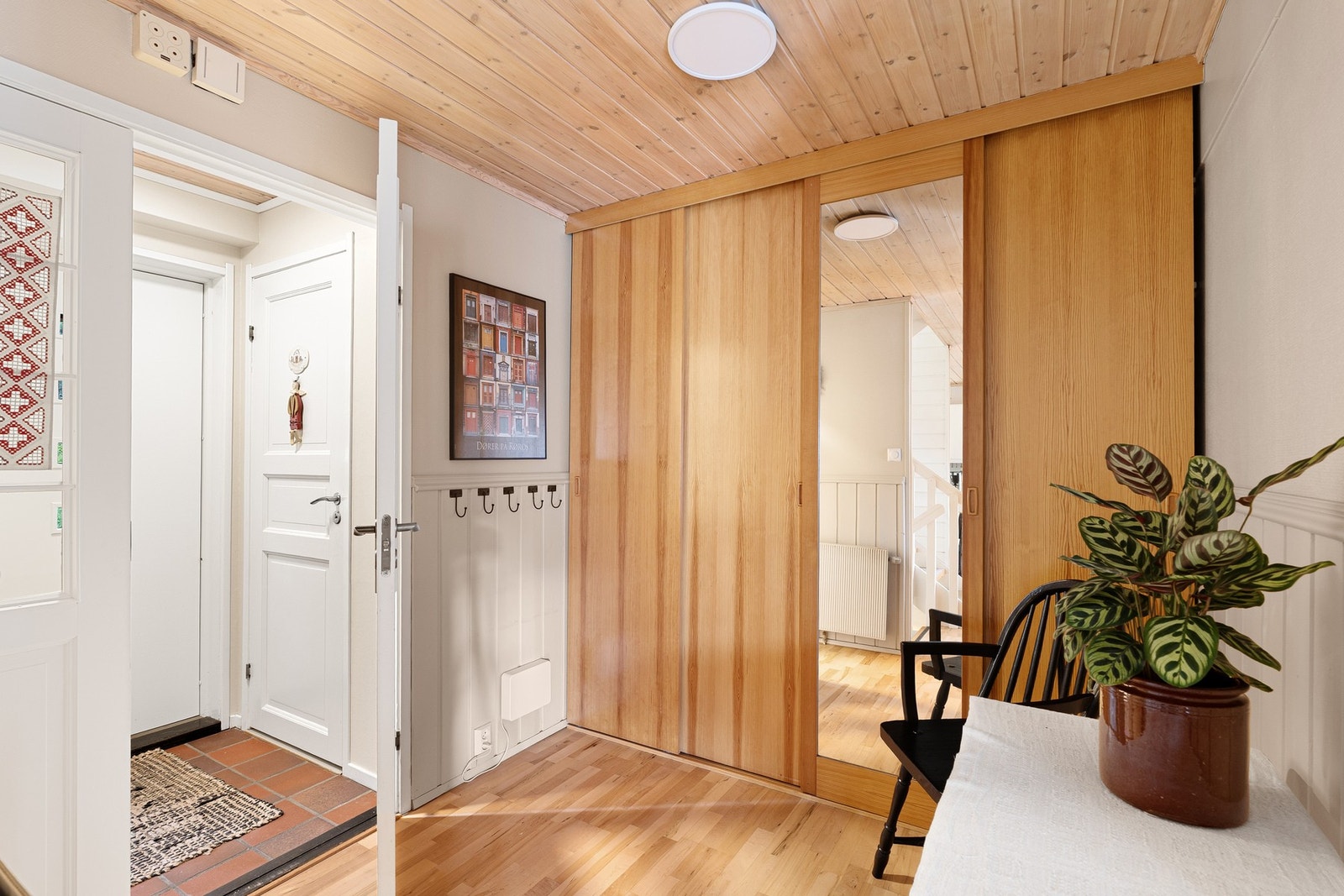 Entrè med stor skyvedørsgarderobe. Galleribilde