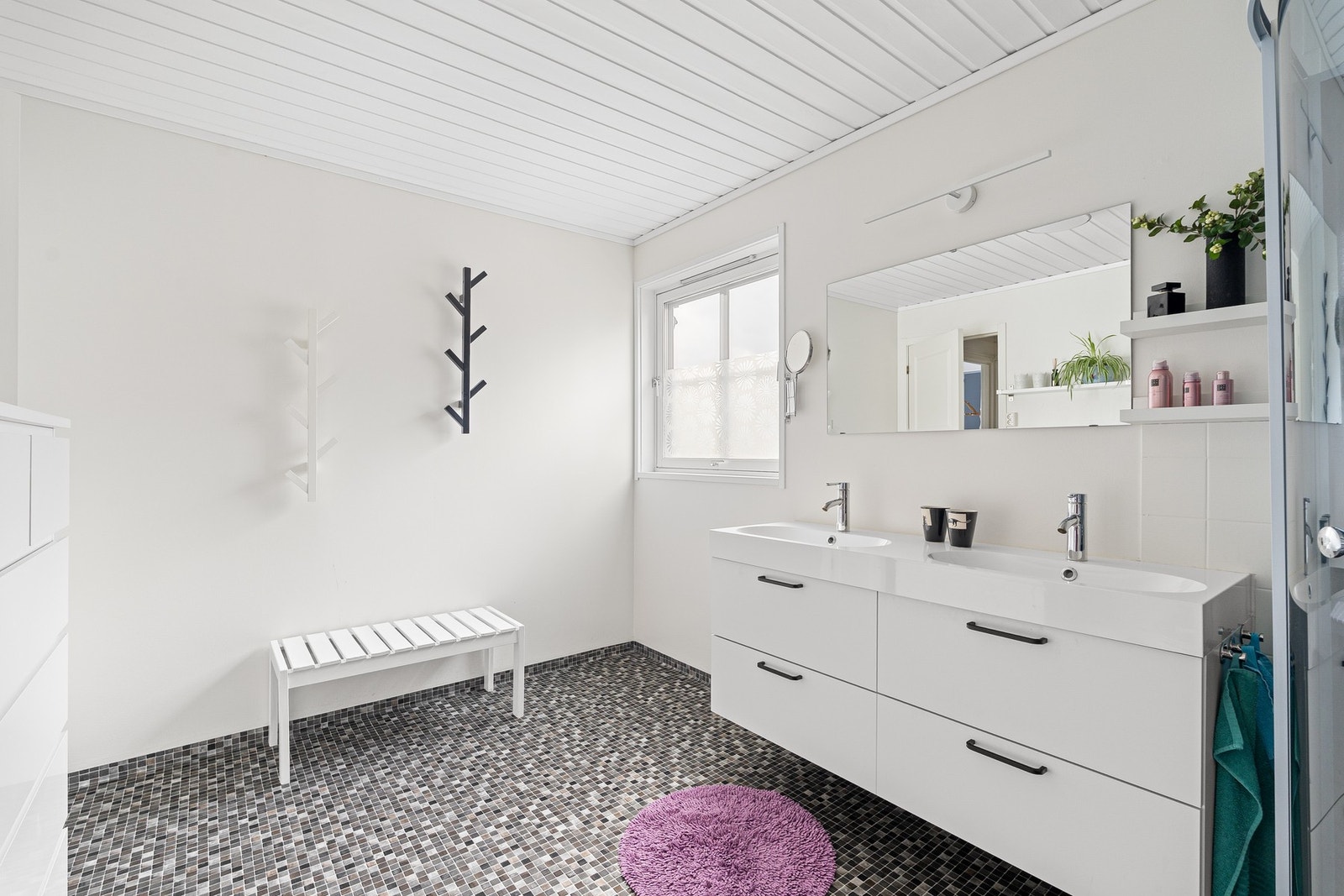 Badet er på 9,6 kvm. Galleribilde