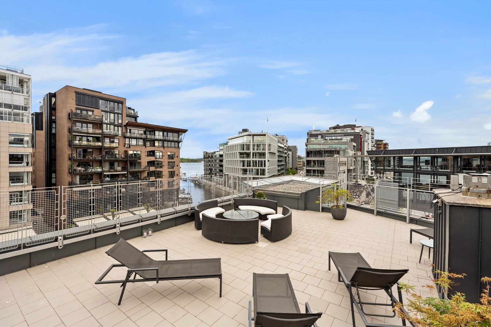 Stor felles terrasse med sol og utsikt. Galleribilde