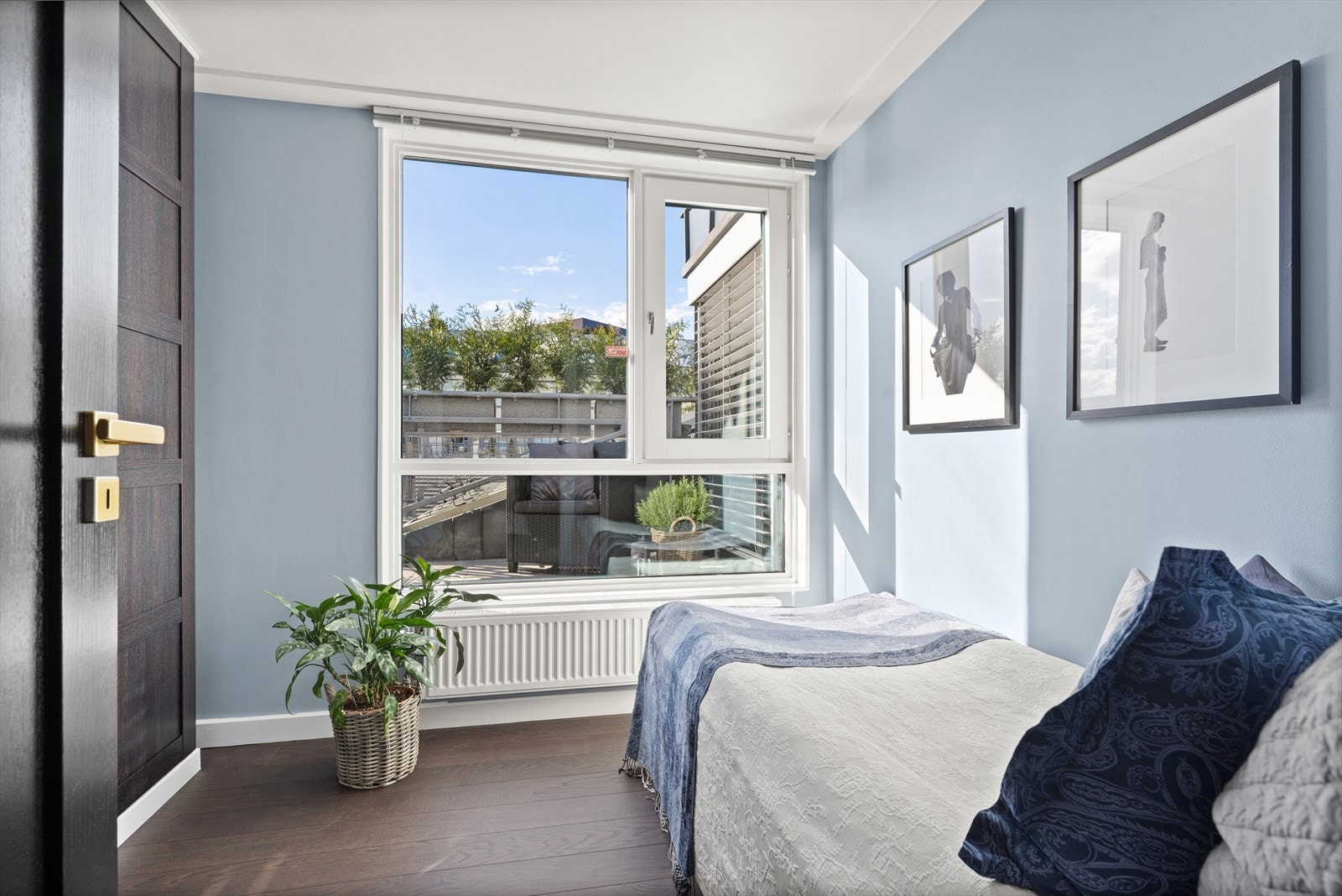 Leiligheten har 2 soverom, begge vender mot terrassen. Galleribilde