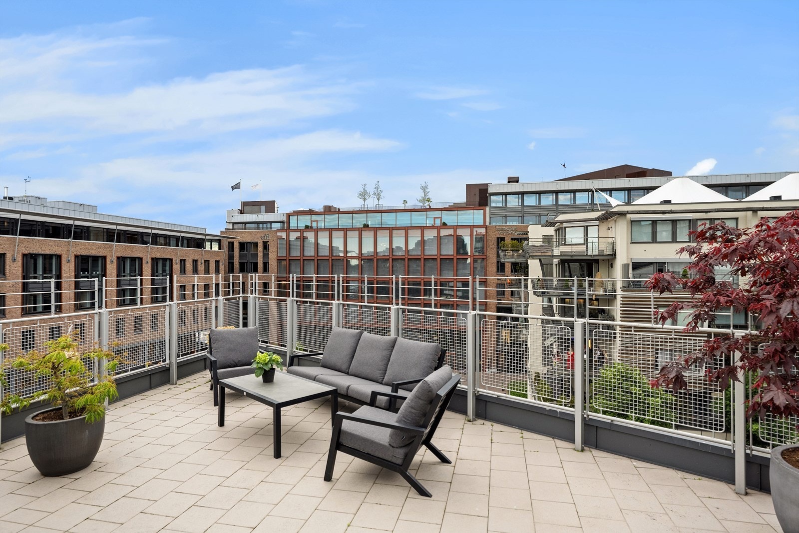 Felles takterrasse med port ut fra privat terrasse. Dette blir en fin forlengelse av egen terrasse. Galleribilde