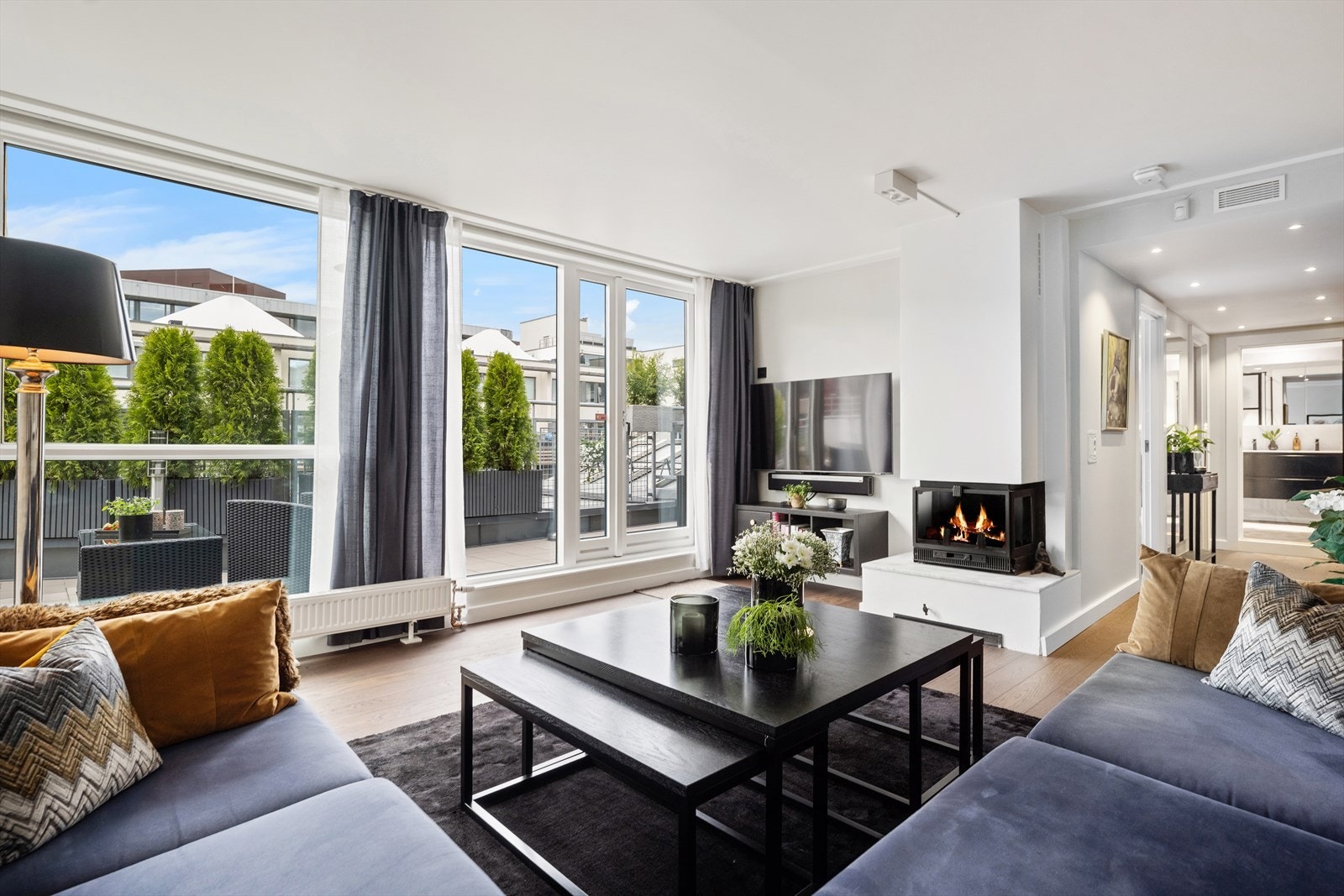 Fra stuen er det utgang til stor privat terrasse med meget gode solforhold. Galleribilde