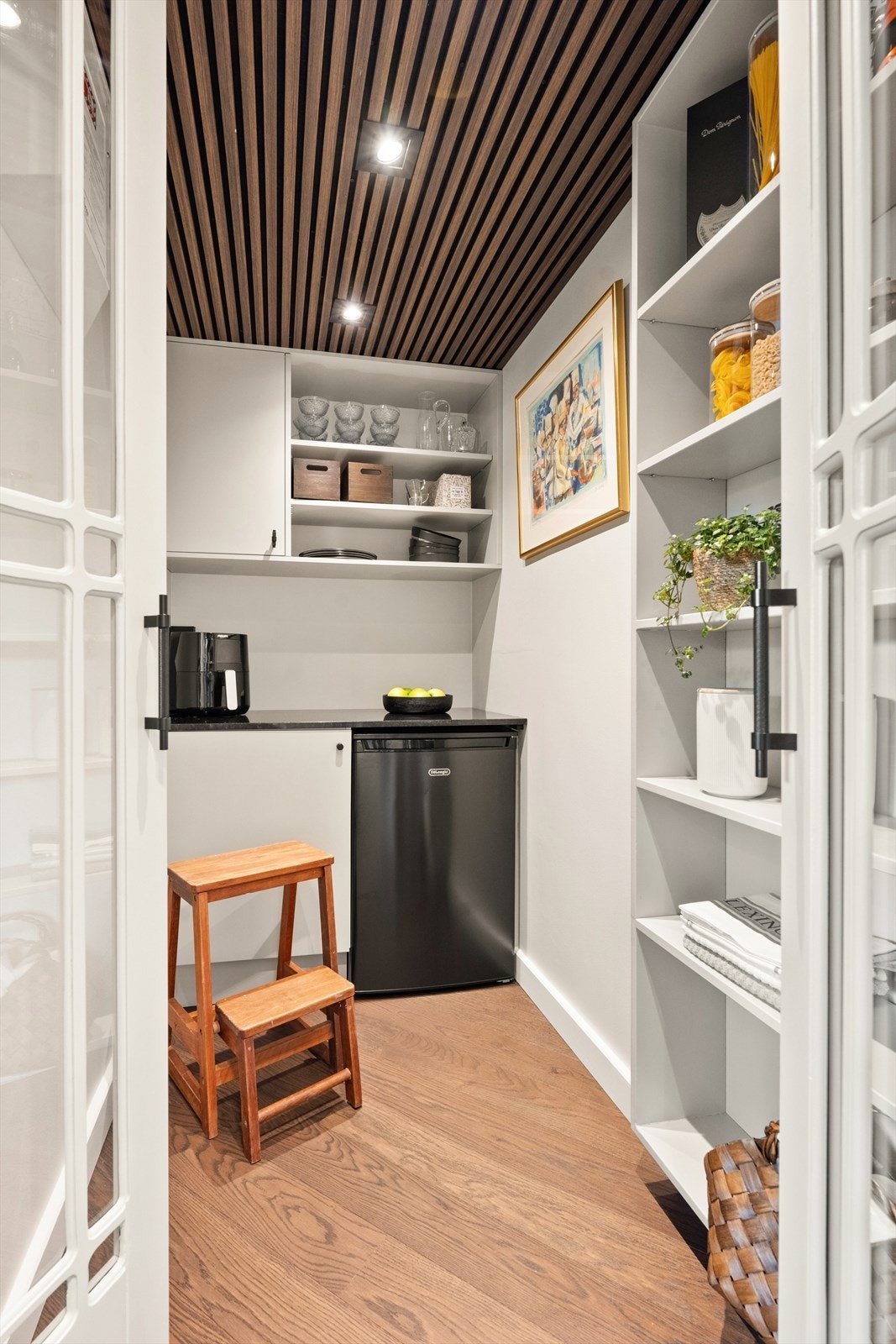 Pantry med masse oppbevaringsplass samt fryser. Galleribilde