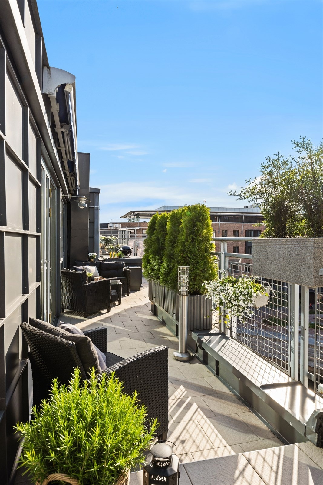 Terrassen går langs hele leiligheten. Galleribilde