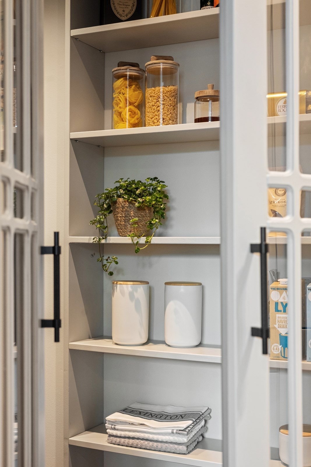Spesiallagede glassdører fra kjøkken inn mot pantry. Galleribilde