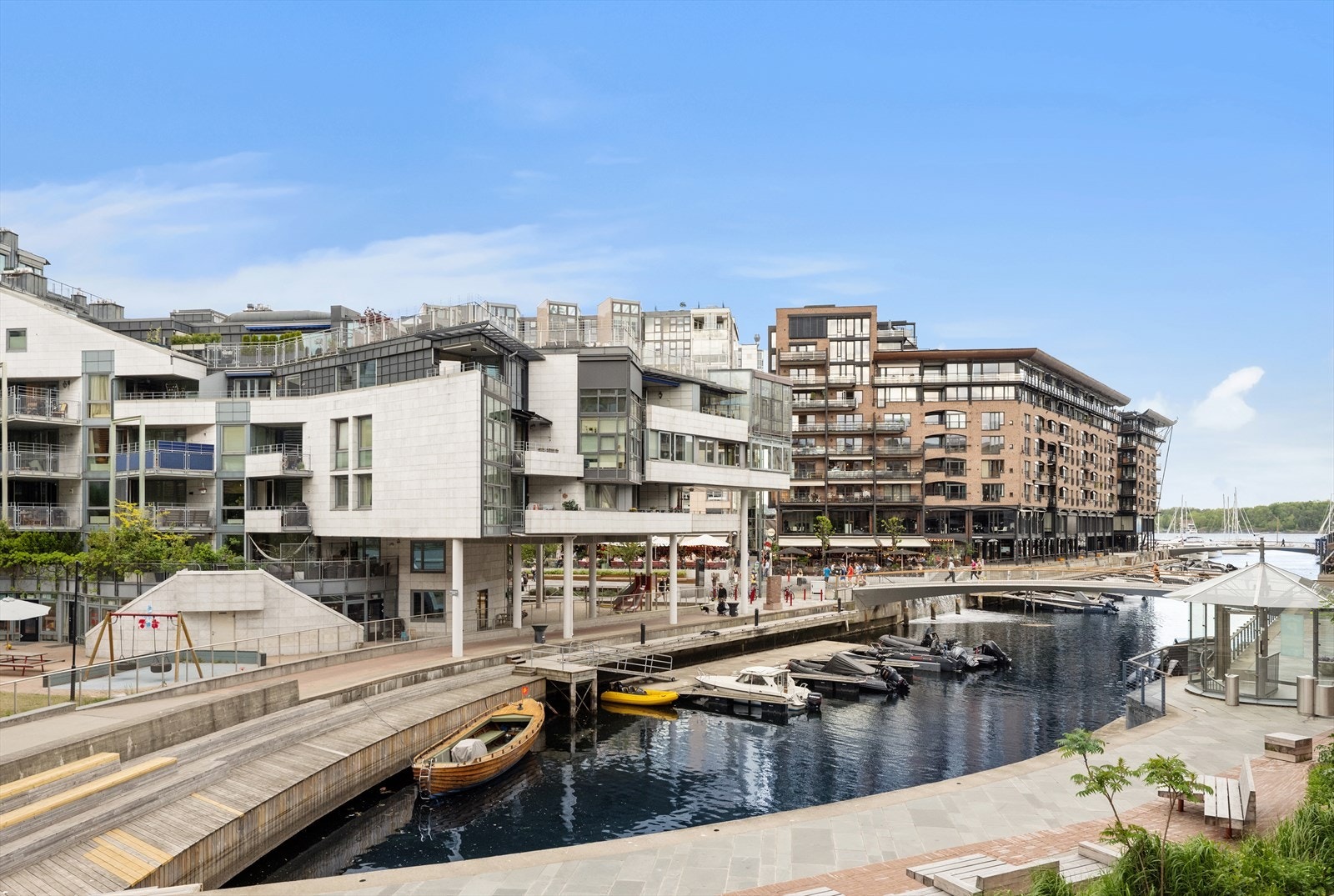 Leiligheten har en skjermet beliggenhet på Aker Brygge. Galleribilde
