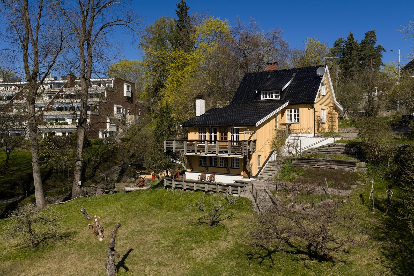 Velkommen til St. Edmunds vei 60, presentert av Nicolay Ulvin og Vegar Giæver v/ EIE Eiendomsmegling Røa, Skøyen og Ullern. Foto: Arne Schram. Galleribilde