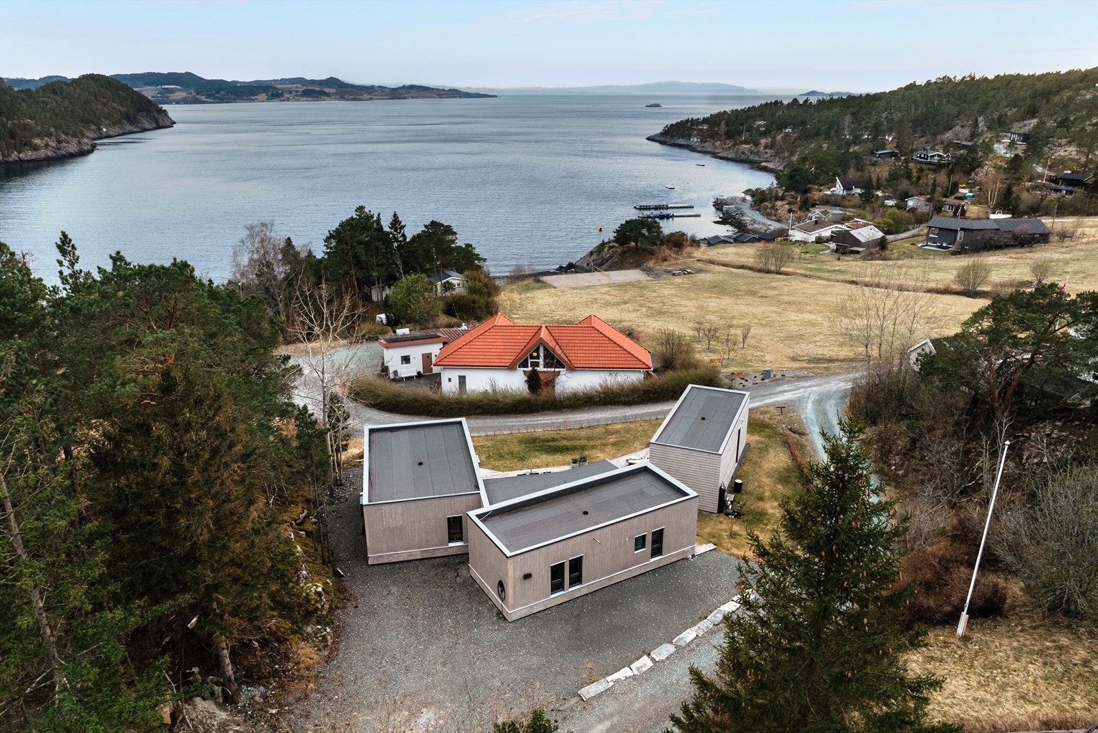 Eiendommen har svært gode parkeringsmuligheter på egen tomt med god plass til flere biler. Det er etablert ladeboks for elbil, som gir en enkel og praktisk lademulighet ved ankomst. Galleribilde