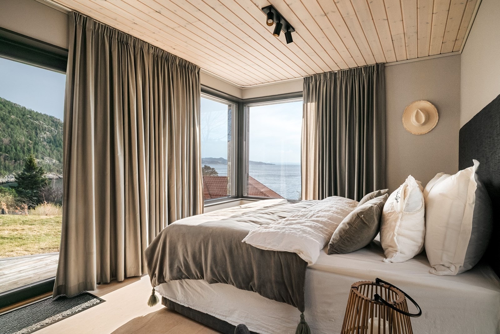 De store vindusflatene slipper inn rikelig med lys og gir en sterk kontakt med omgivelsene, der naturen blir en del av romopplevelsen. Galleribilde
