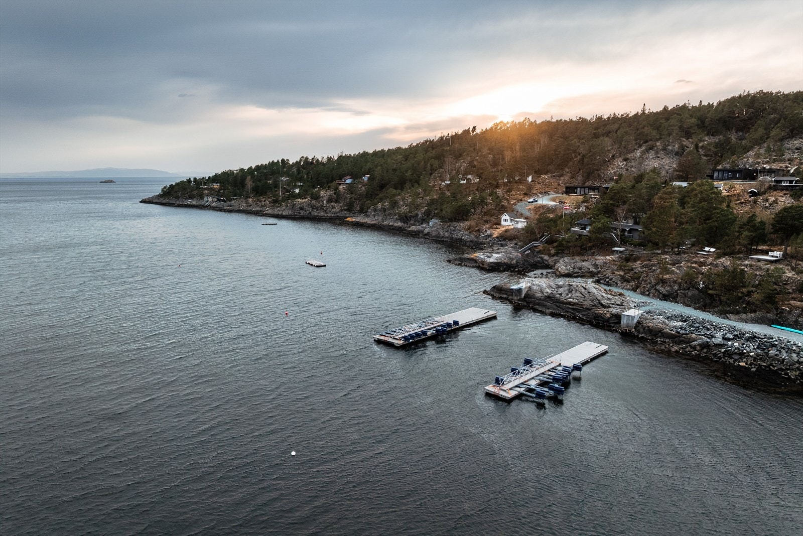 Med eiendommen følger det båtplass i småbåthavna som ligger like ved. Den umiddelbare nærheten til sjøen gir rike muligheter for bading, fiske og båtliv i rolige og naturskjønne omgivelser. Galleribilde