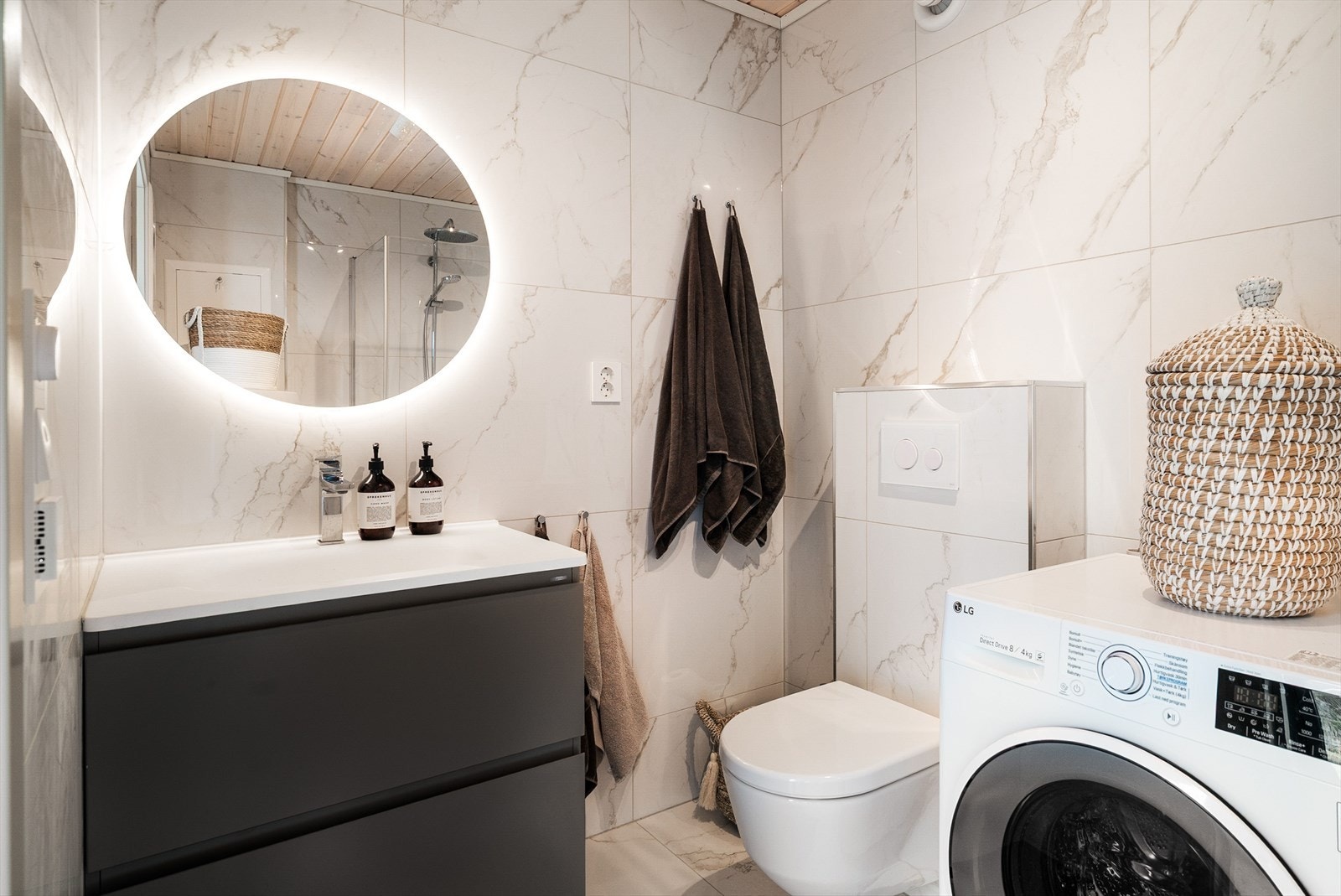 Badet i annekset er utført i samme stil og materialvalg som badet i hovedhytten, og har i tillegg opplegg for vaskemaskin. Galleribilde
