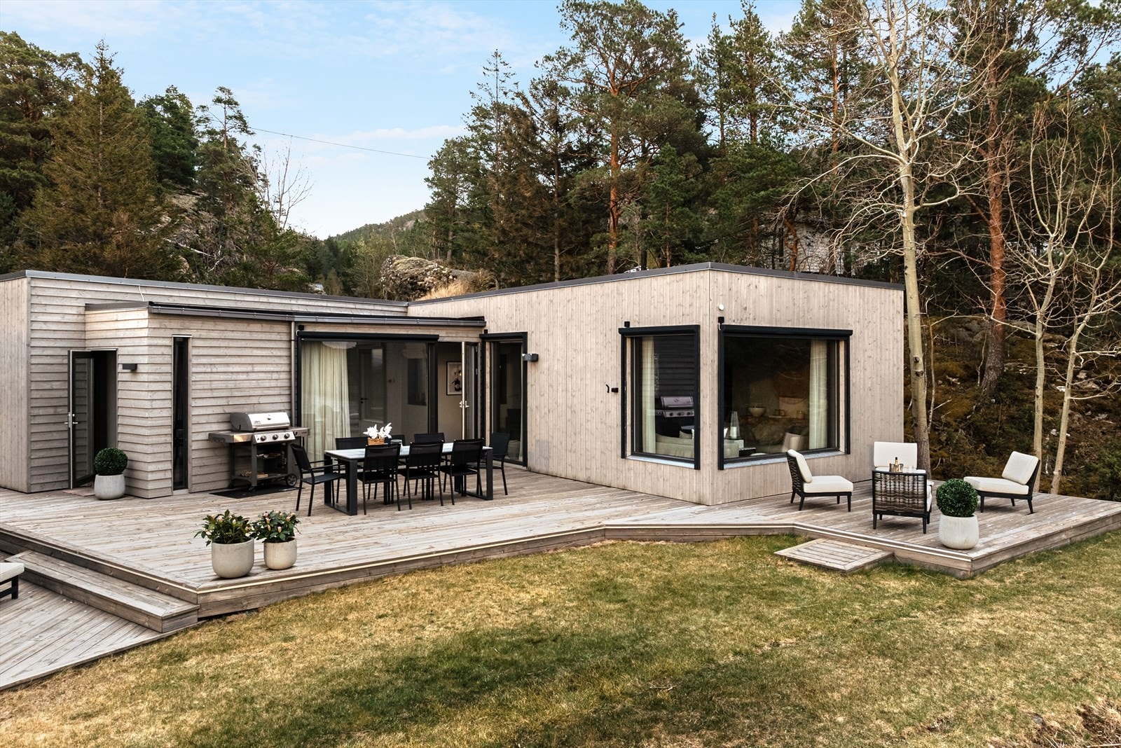 Uteområdet til hytten imponerer med en terrasse på 85 kvm som gir en sjelden romfølelse utendørs, der man ikke må prioritere mellom spiseplass, lounge eller solsoner - her er det plass til alt samtidig. Galleribilde