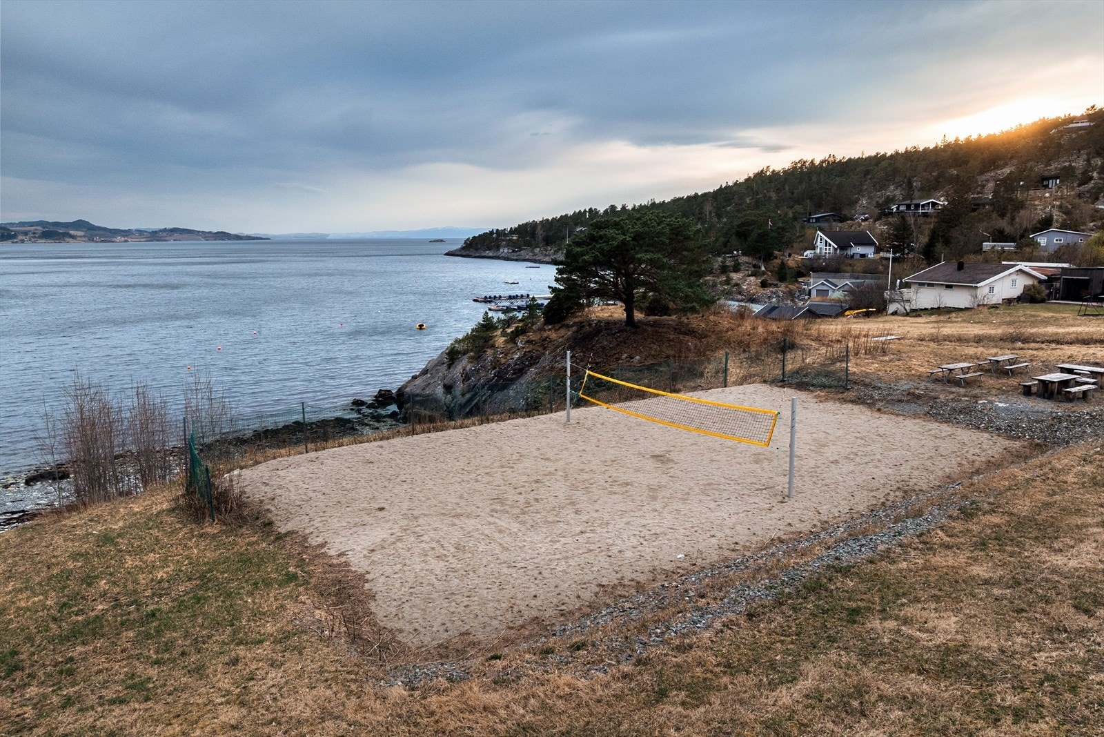 Volleyballbane som vedlikeholdes av velforeningen i området. Galleribilde