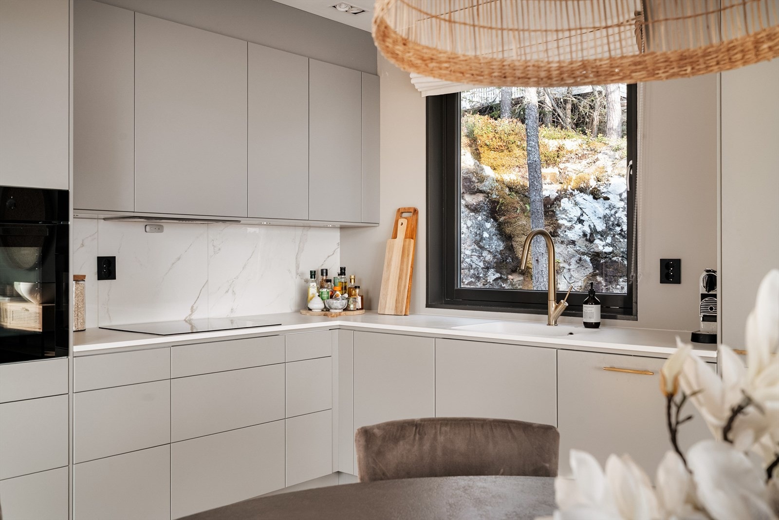 Et stilrent og håndtaksløst kjøkken med minimalistisk utseende, uten forstyrrende elementer. Galleribilde