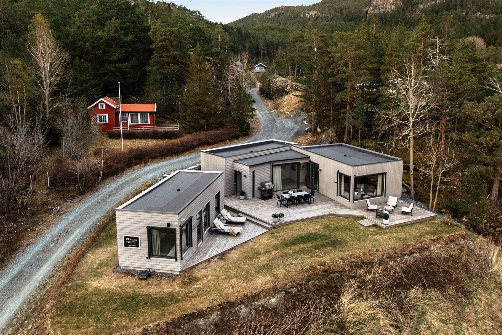 Her får du en sjelden kombinasjon av fredelige omgivelser, storslått fjordnatur og god tilgjengelighet - et ideelt fristed for både helger og lengre opphold året rundt. Galleribilde
