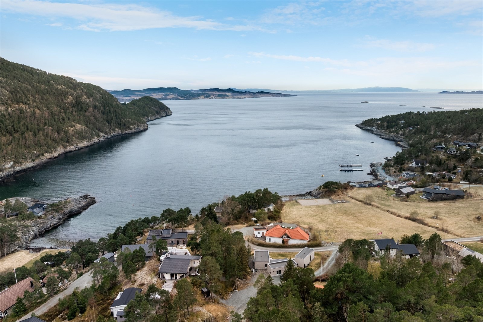 Djupvika ligger helt ytterst på halvøya som strekker seg ut i Åsenfjorden, mellom Frosta og Skatval. Kjøreturen fra Trondheim på under én time er behagelig og rask. Her slipper du slipper ferjer og lange avstikkere. Galleribilde