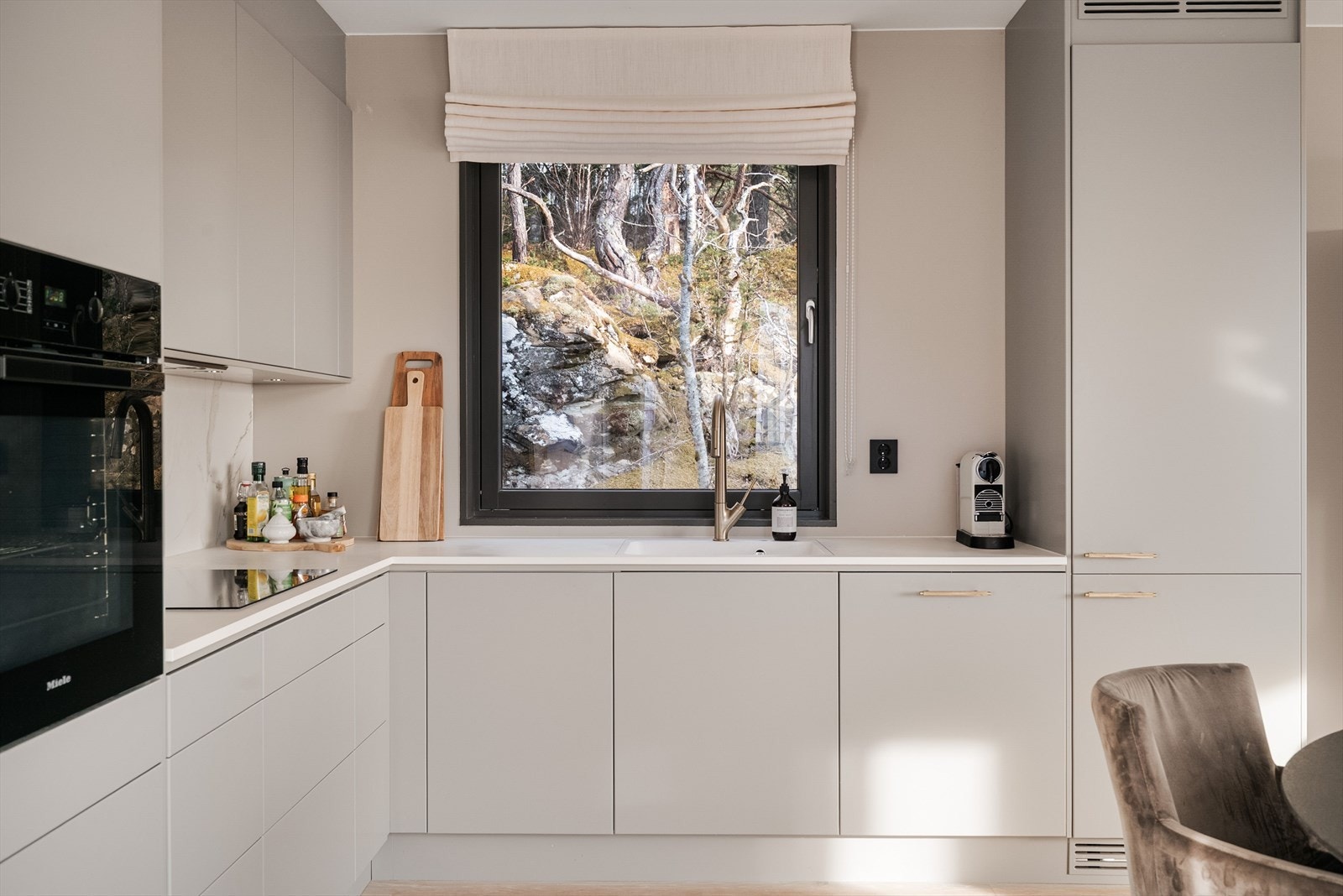 Kjøkkenet byr på rikelig lagringsplass i skuffer og skap, samt gode og praktiske arbeidsflater. Det er integrerte hvitevarer i form av stekeovn (Miele), kombiskap, oppvaskmaskin og platetopp. Galleribilde