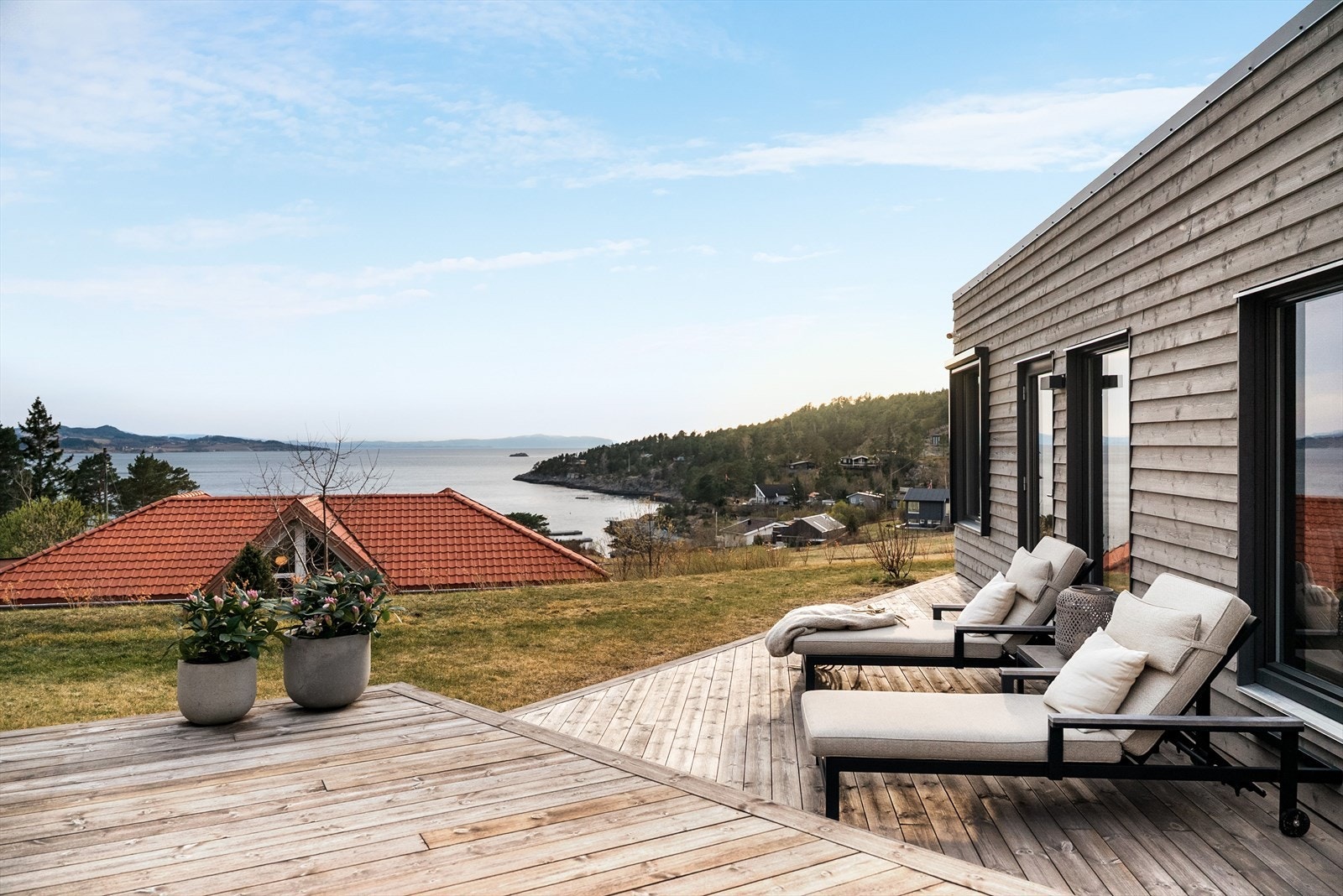 Plasseringen i høyden gir åpen utsikt mot fjorden, mens utformingen av eiendommen sørger for godt skjermede og private uteområder. Galleribilde