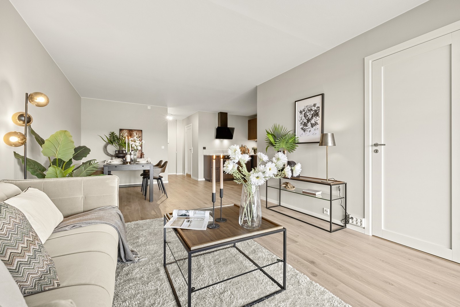 Innvendige dører består av fabrikkprofilerte, lyslakkerte lettdører. Galleribilde