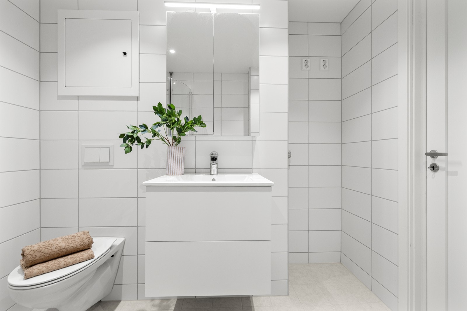 Her er det vegghengt toalett, varmekabler i gulvet og opplegg for vaskemaskin. Galleribilde