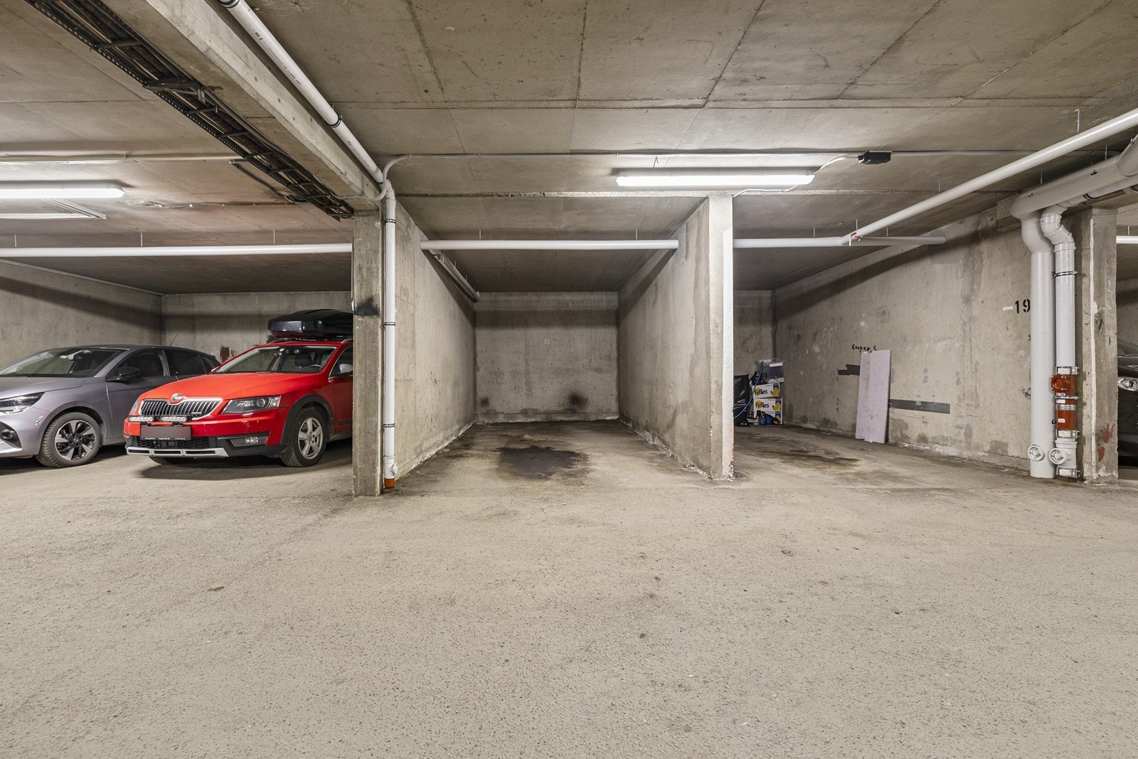 Det medfølger garasjeplass i felles anlegg, samt en kjellerbod på 2 m². Galleribilde