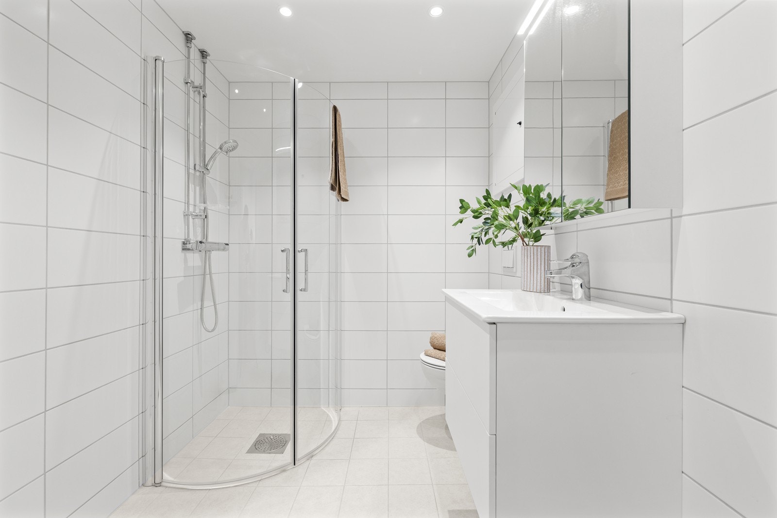 Badet ble oppgradert i regi av borettslaget i 2023, med flislagte overflater og downlights i taket. Galleribilde