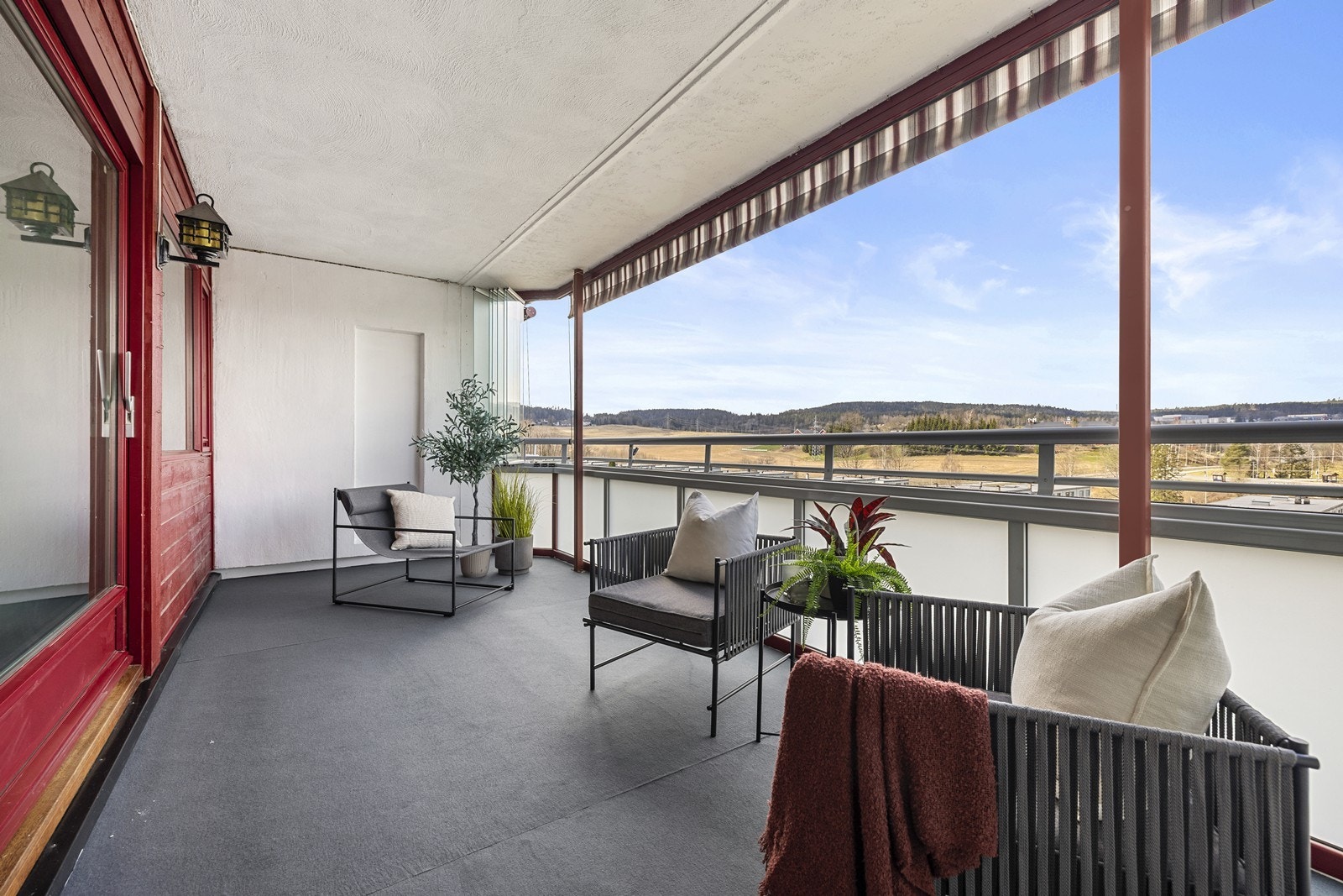 Den generøse størrelsen gir rikelig med møbleringsmuligheter for både loungegruppe og spiseplass. Galleribilde