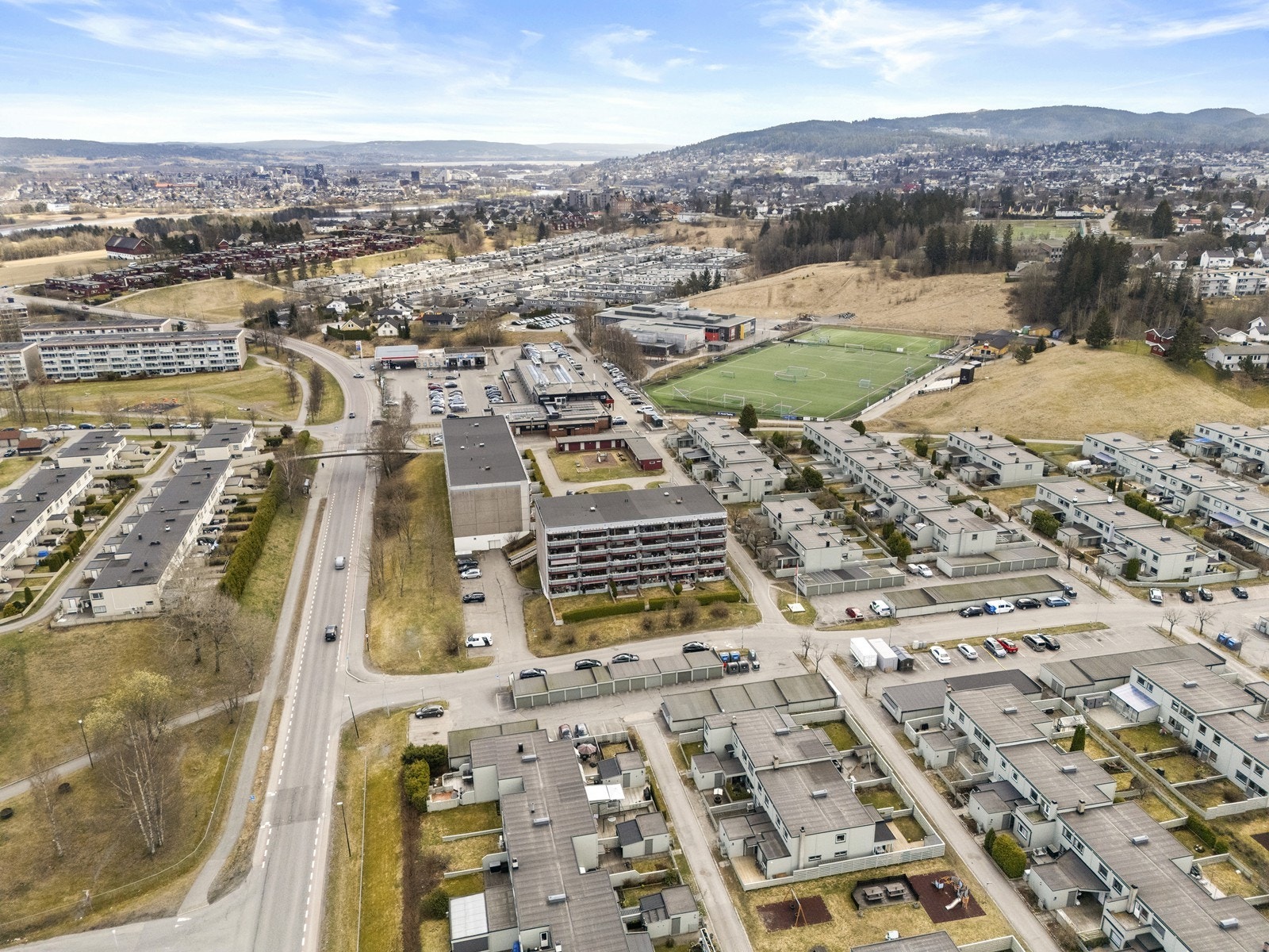 Beliggenheten er sentral med umiddelbar nærhet til Skjetten senter, Meny og bussholdeplass kun et par minutters gange unna. Velkommen til visning! Galleribilde