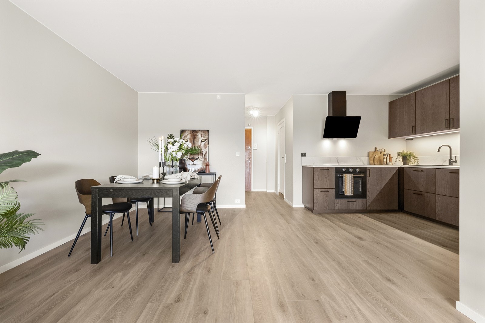 Her er det god plass til å samle venner og familie, med kjøkkenet lett tilgjengelig. Galleribilde