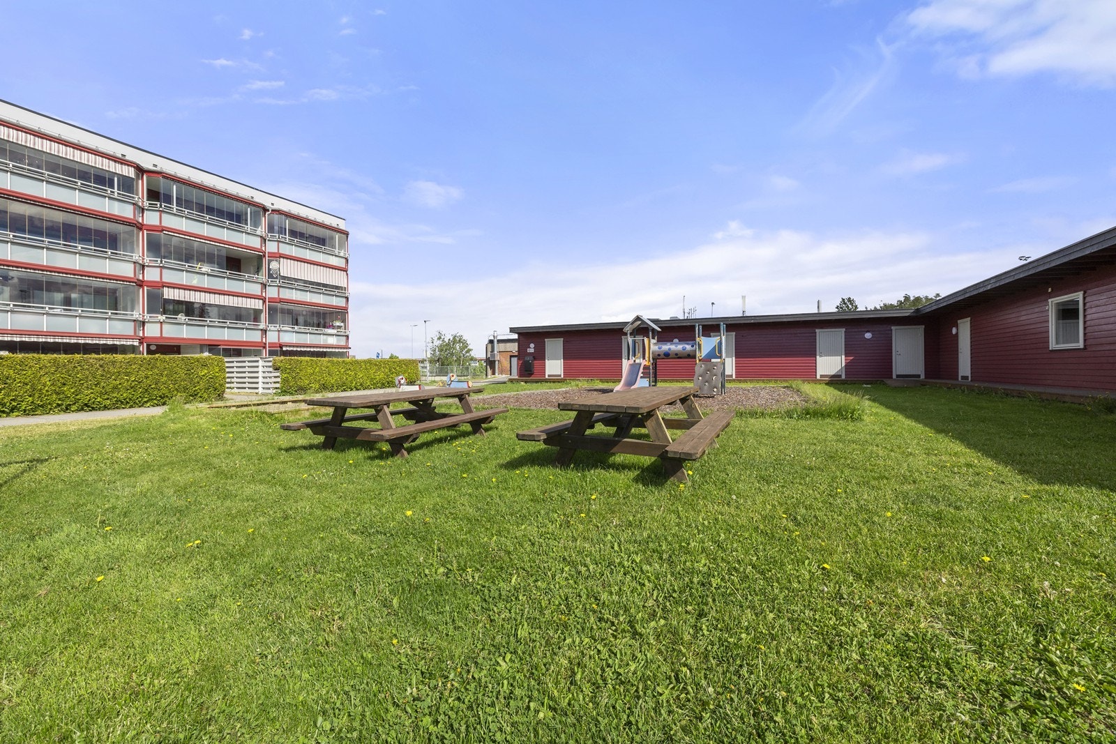 Borettslaget har pent opparbeidede fellesarealer med sittegrupper og lekeplass. Galleribilde