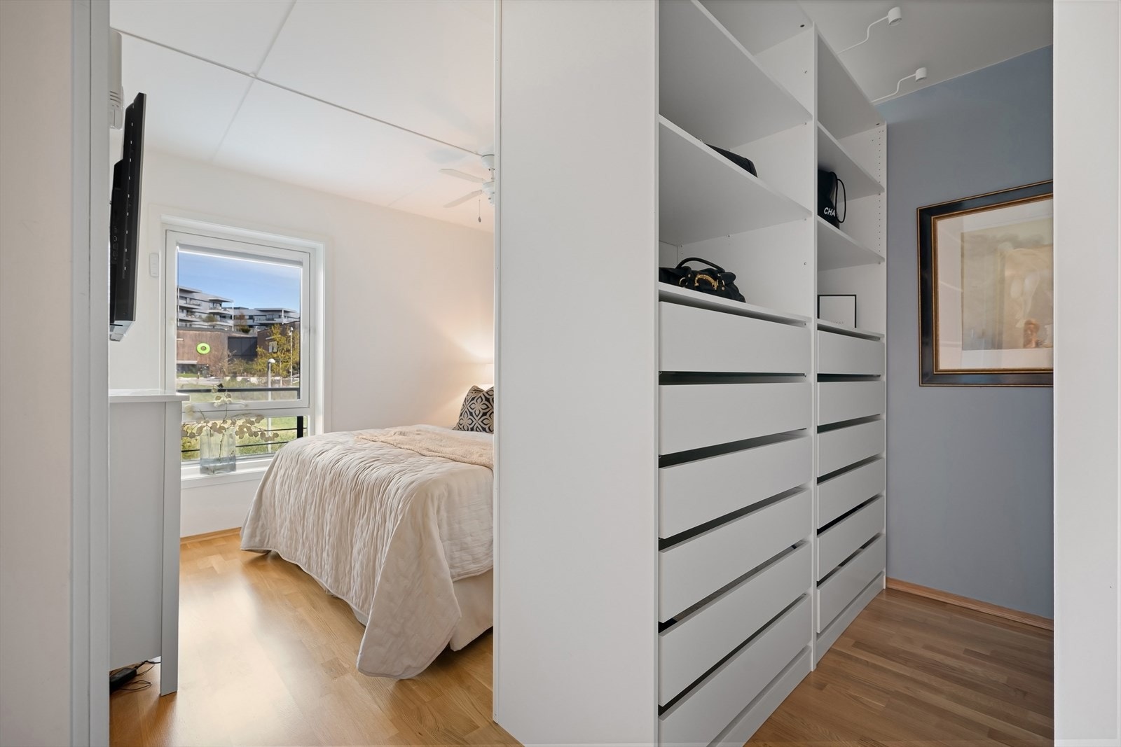 Hovedsoverom: Walkin closet innredet skapinnredning med lys. Galleribilde
