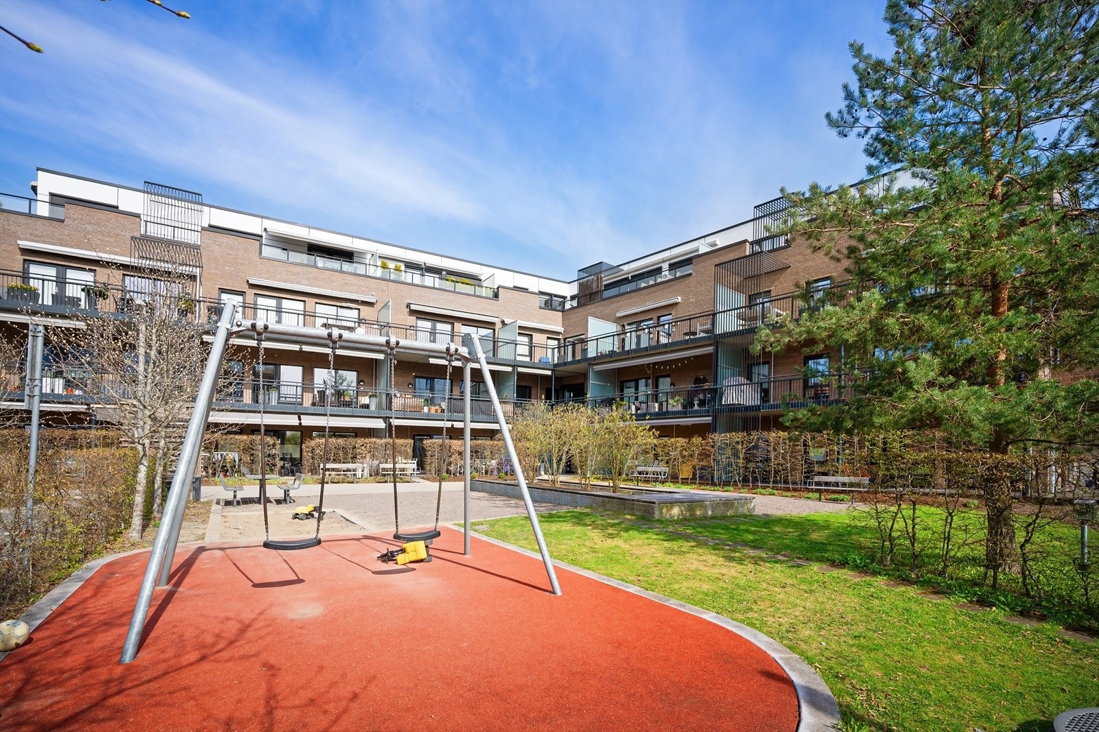 Sameiet har rikelig med grøntarealer. Det er kort gange til sjøen med badestrender og parken med turarealer Galleribilde