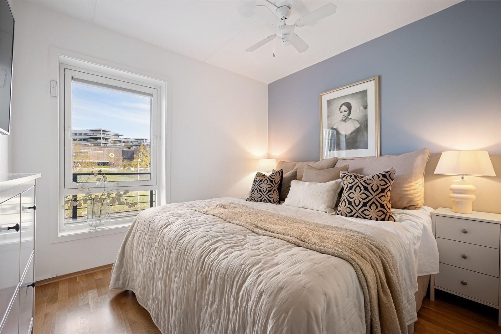 Hovedsoverom med plass for stor seng Galleribilde