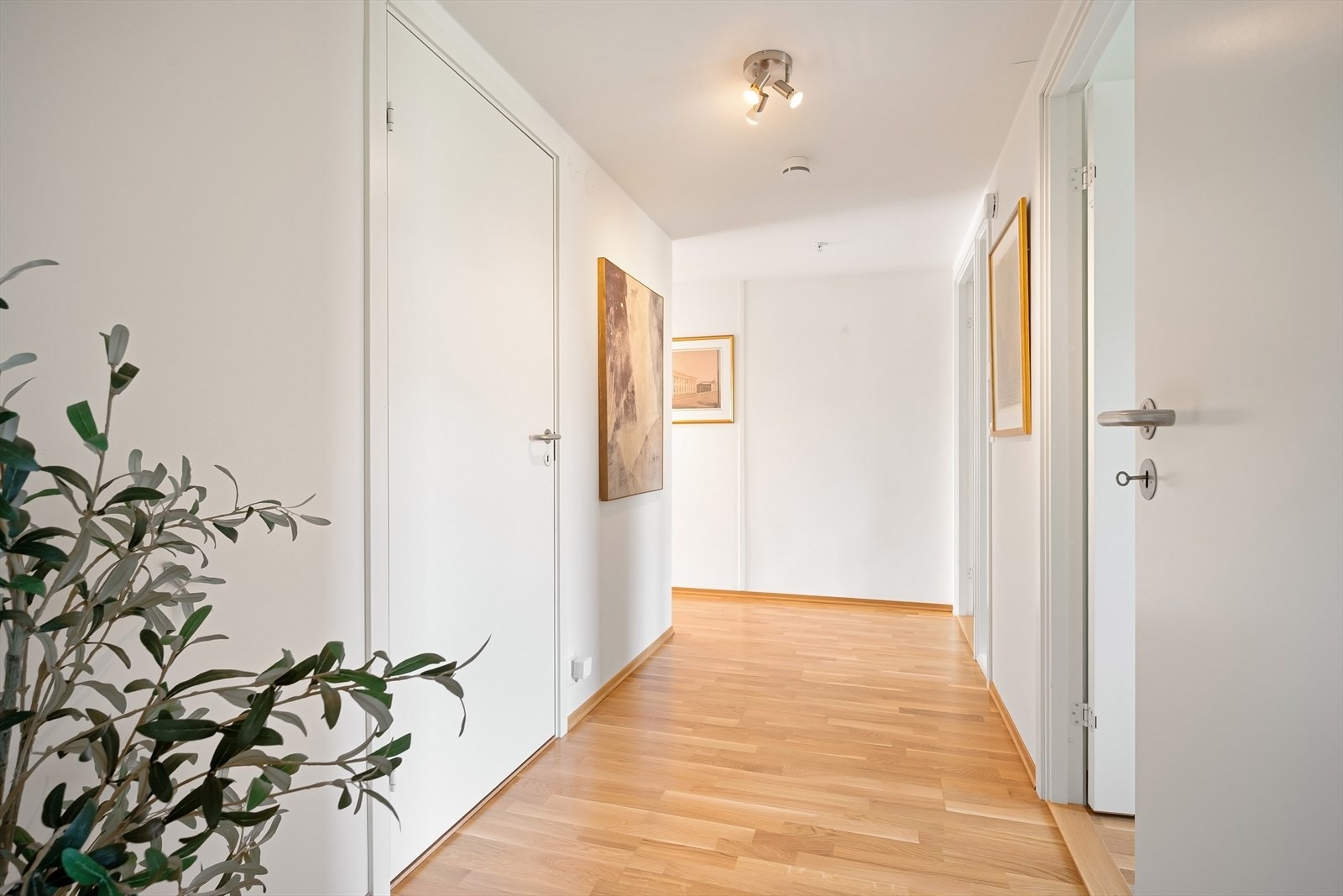 Vannbåren gulvvarme i alle vesentlige rom gir en moderne energieffektivitet som er skjult i gulvene Galleribilde