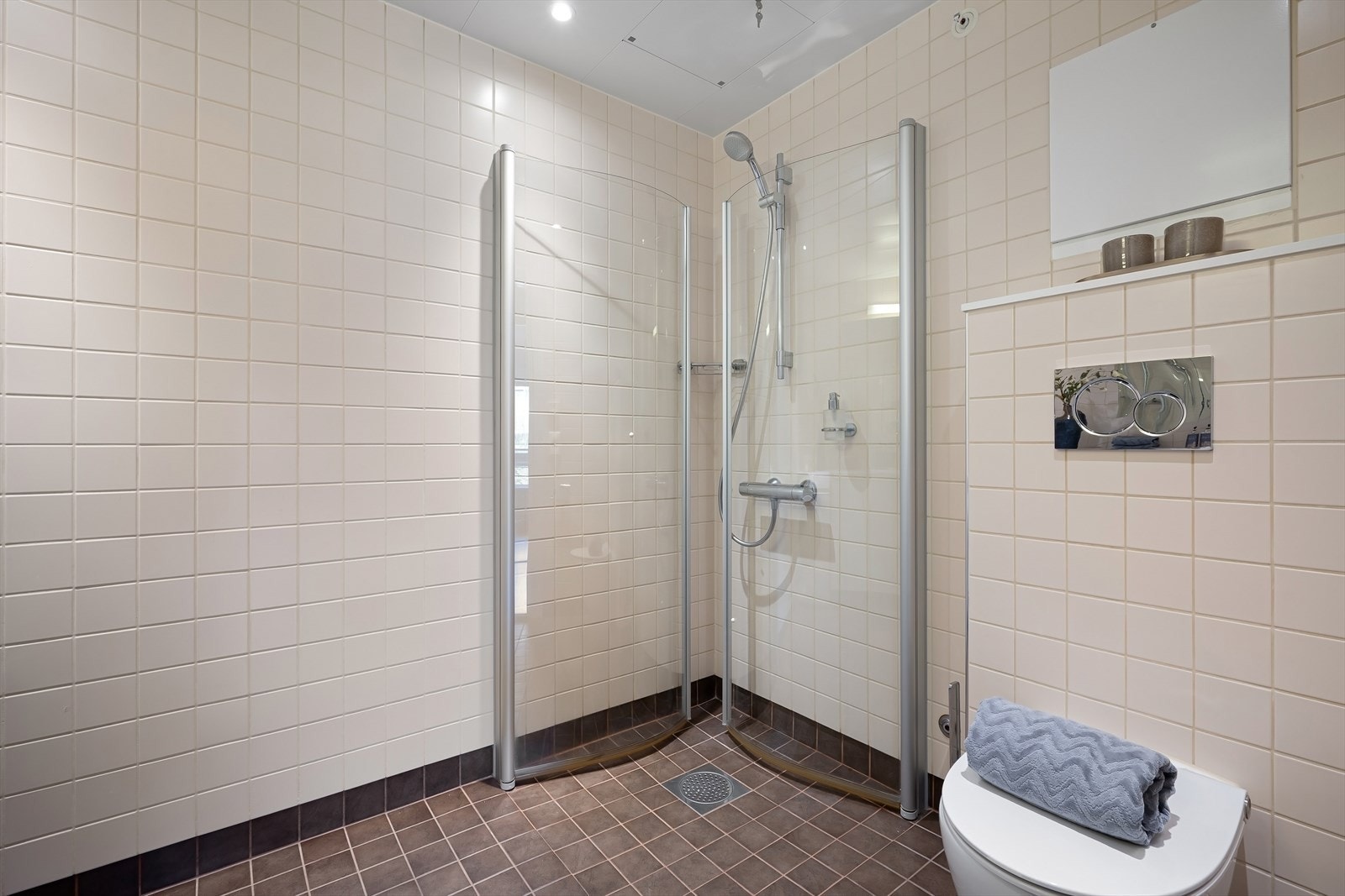 Badet er innredet med dusjhjørne. Det er også plass for å sette inn badekar hvis ønskelig Galleribilde