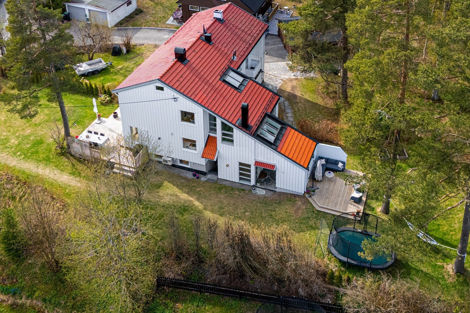 Idyllisk og familievennlig bolig over tre plan, beliggende i et barnevennlig område på Slemdal med umiddelbar nærhet til Nordmarka. Galleribilde