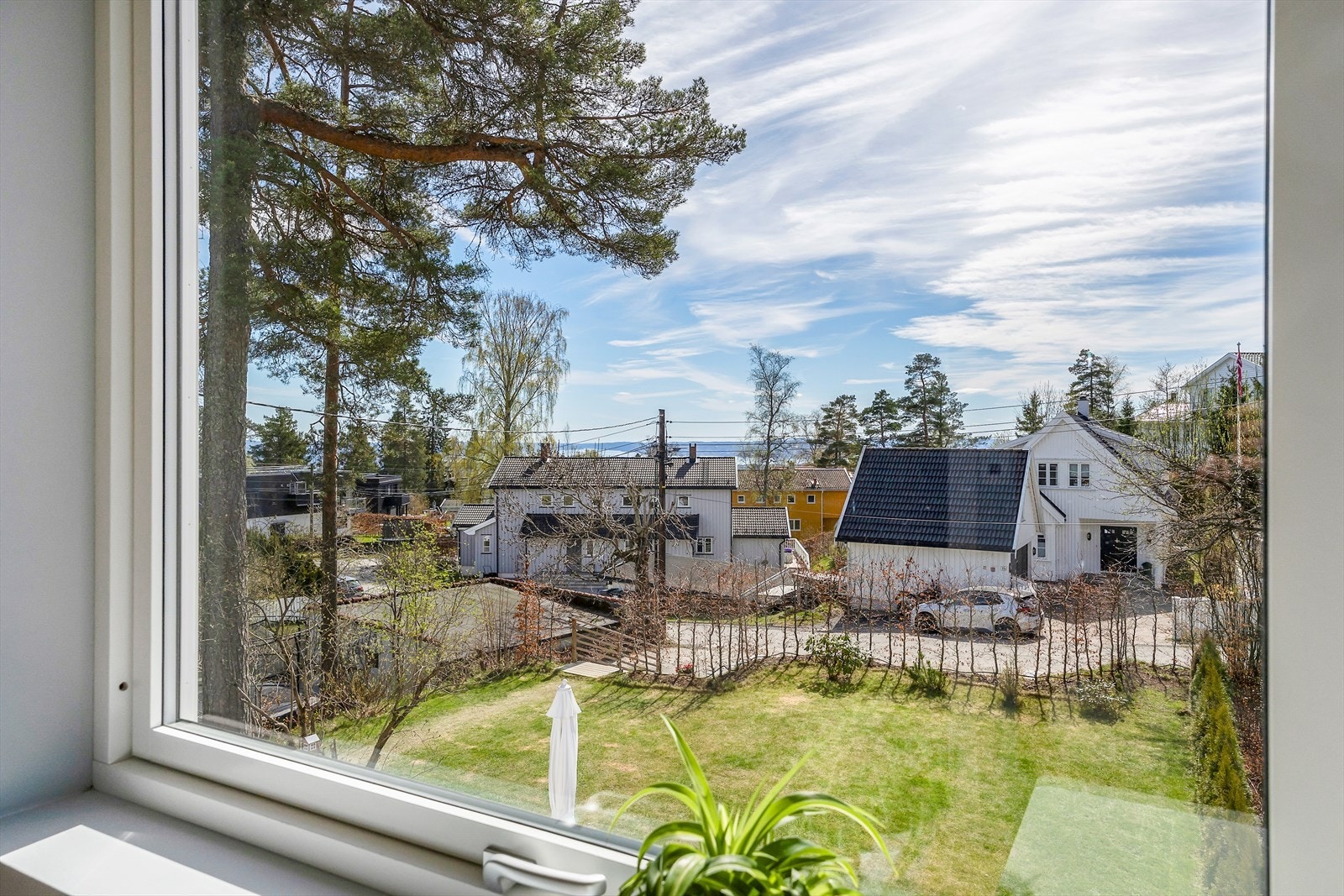 Rikelig med naturlig lysinnslipp og flott fjordutsikt. Galleribilde