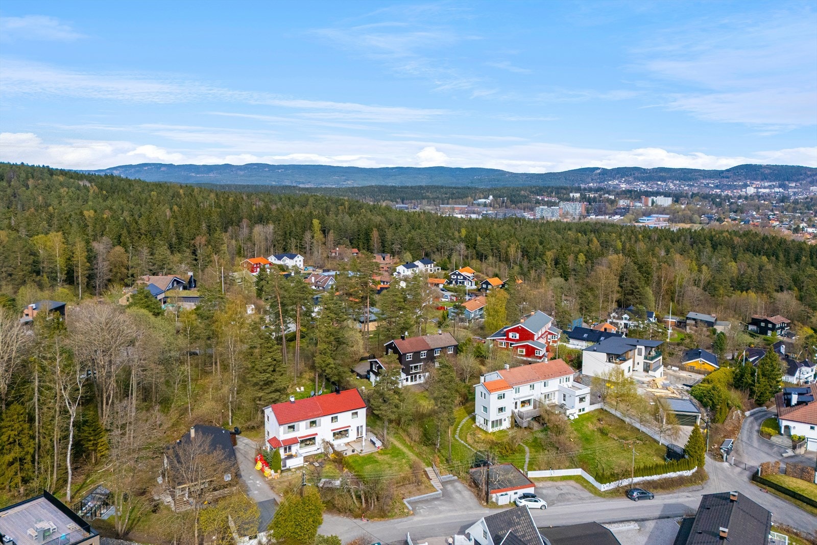 Dette en beliggenhet som passer godt for dem som ønsker å bo fredelig og grønt i et etablert og familievennlig område, samtidig som man har enkel tilgang til byens tilbud, gode skoler, idrettsanlegg og marka. Galleribilde